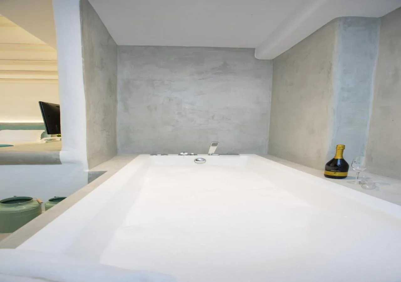 Bathroom, Bed in Princess Of Naxos