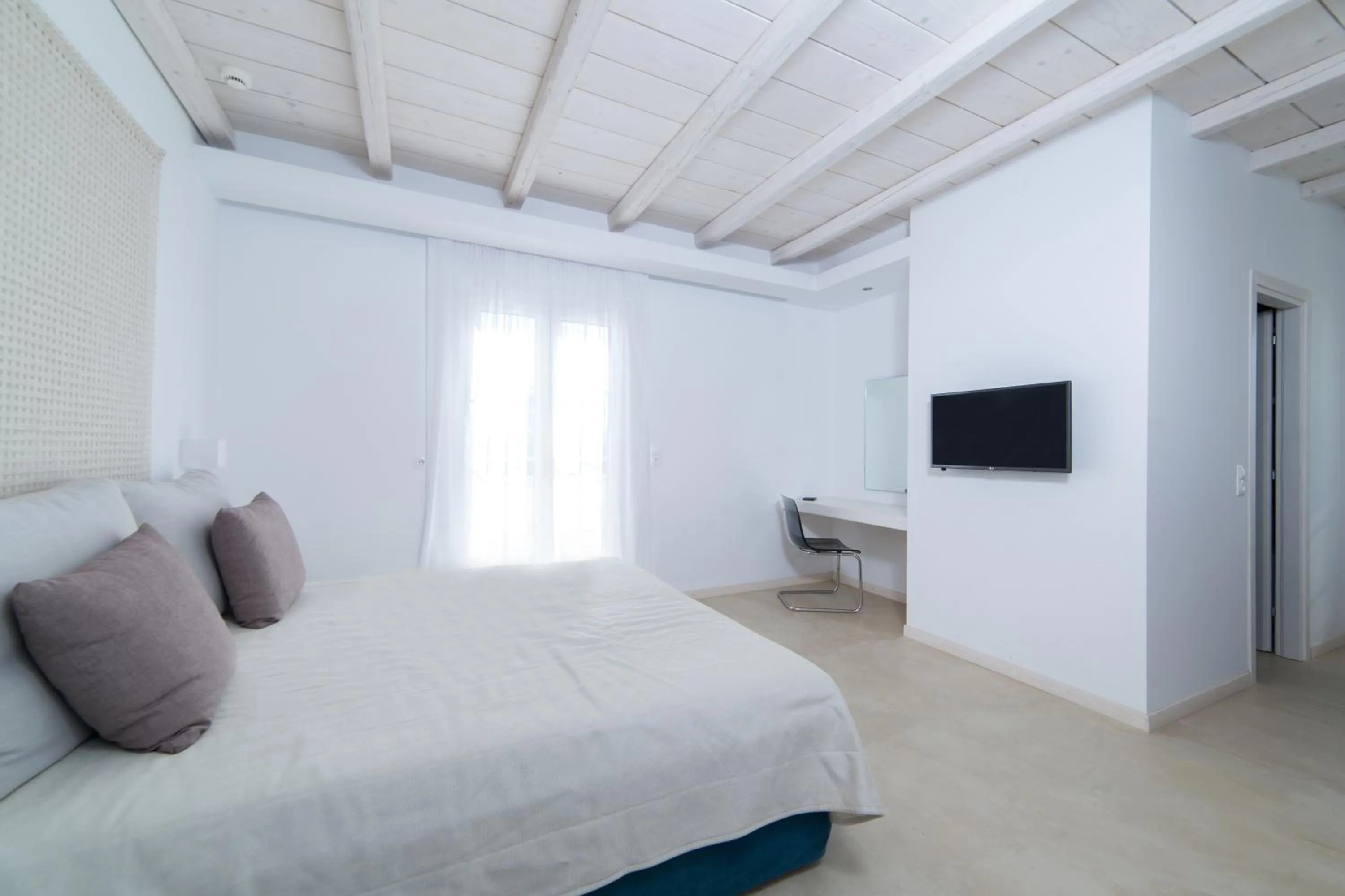 Photo of the whole room, Bed in Princess Of Naxos