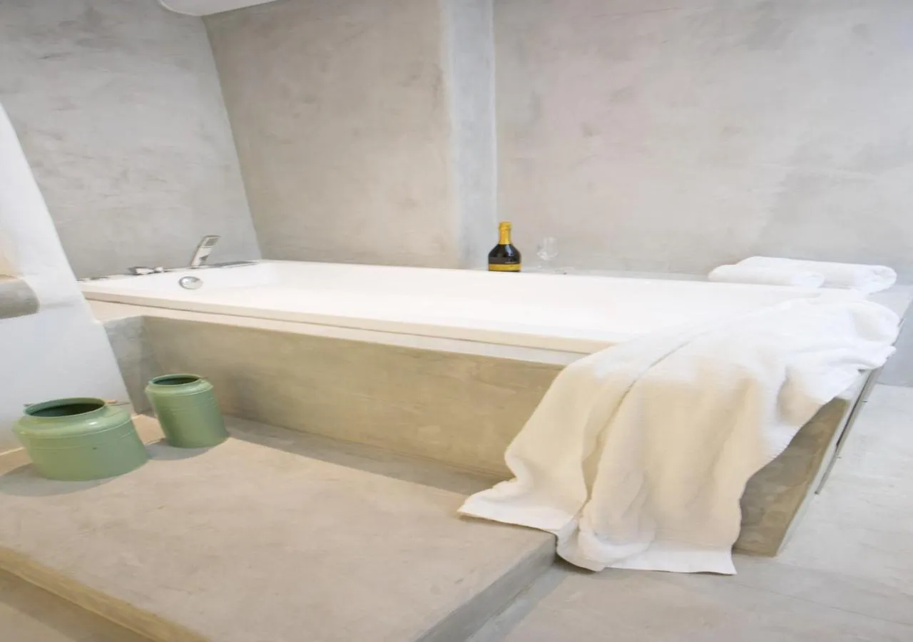 Hot Tub, Bed in Princess Of Naxos