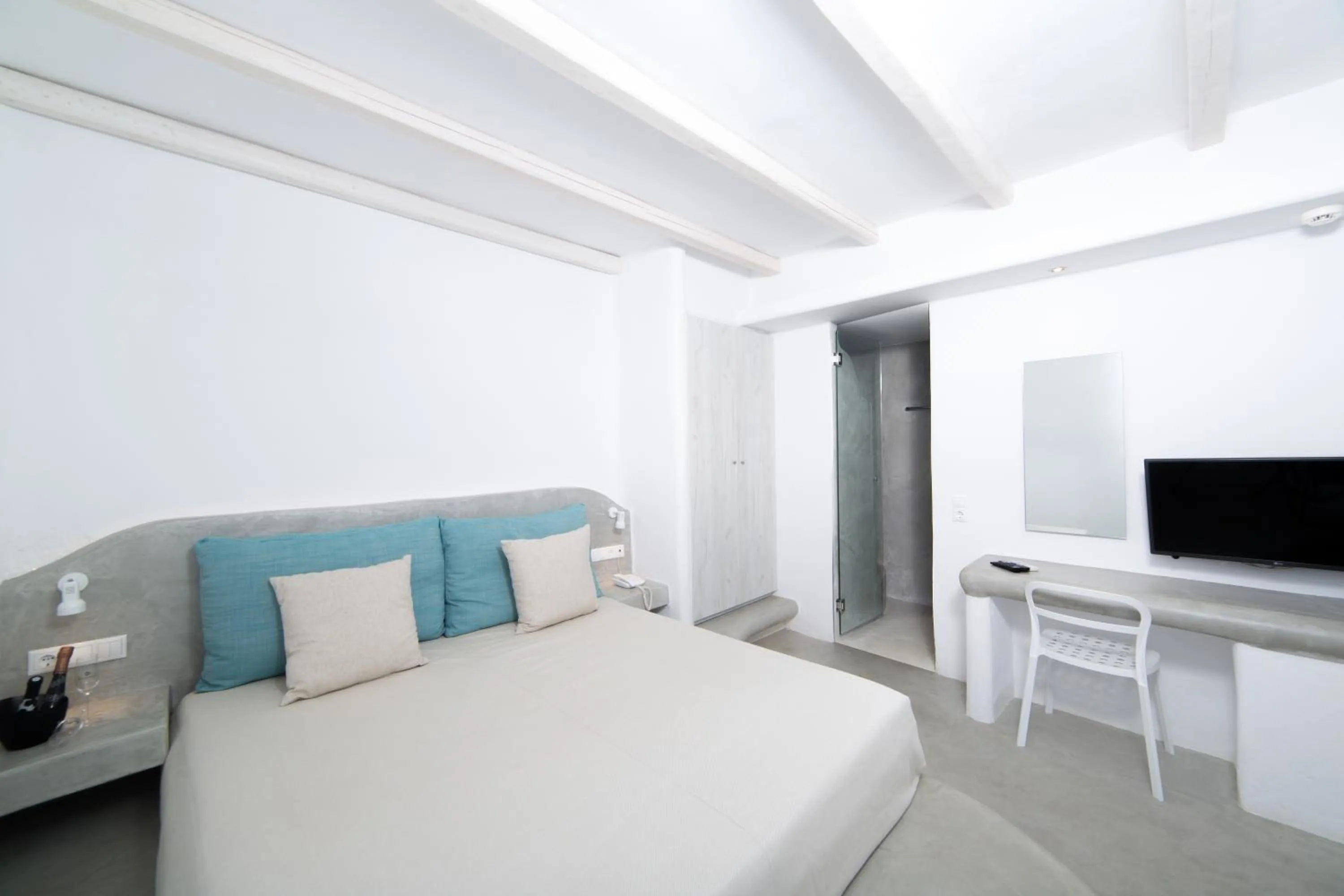 Photo of the whole room, Bed in Princess Of Naxos