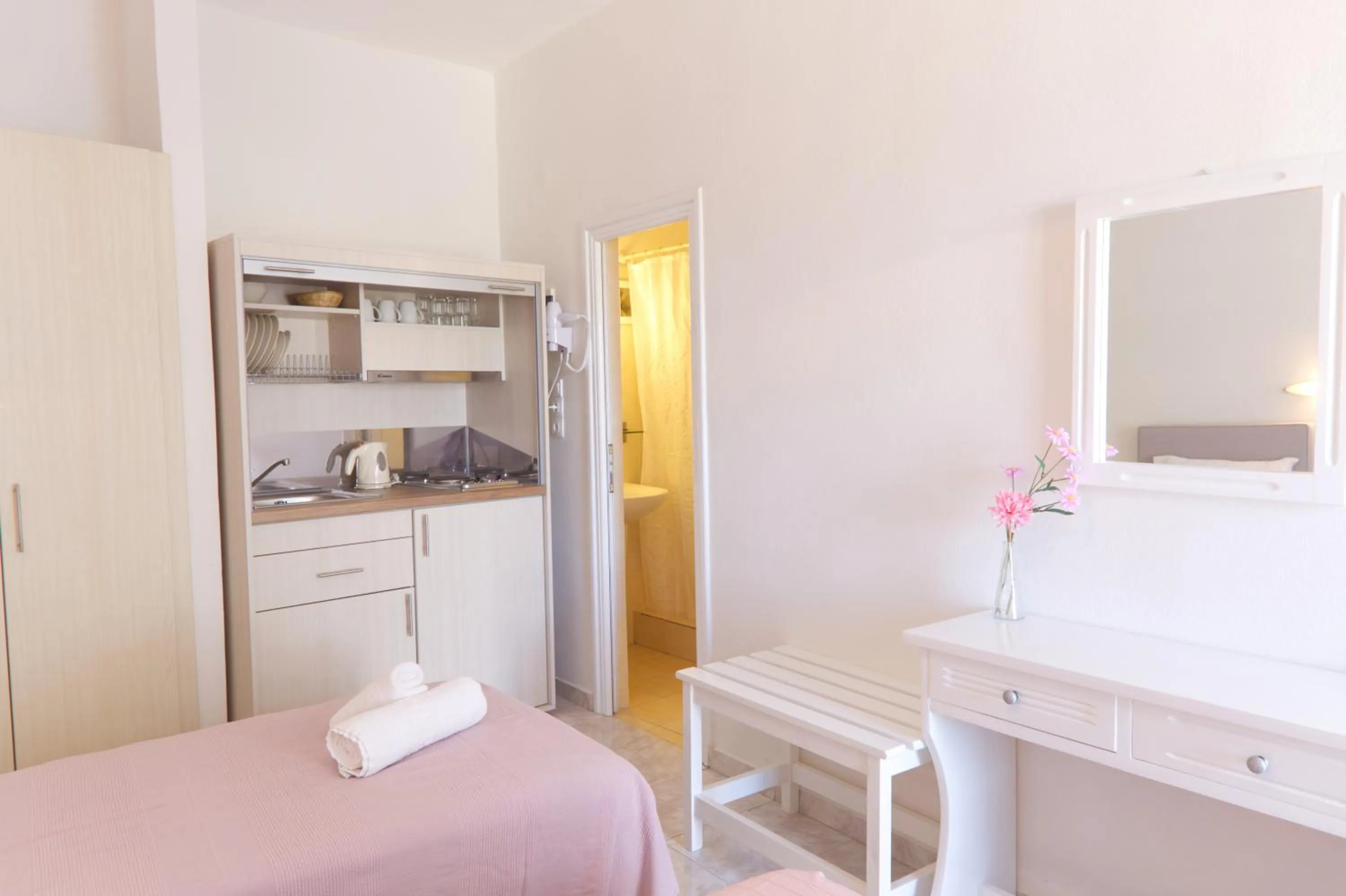 Photo of the whole room, Bed in The Milos