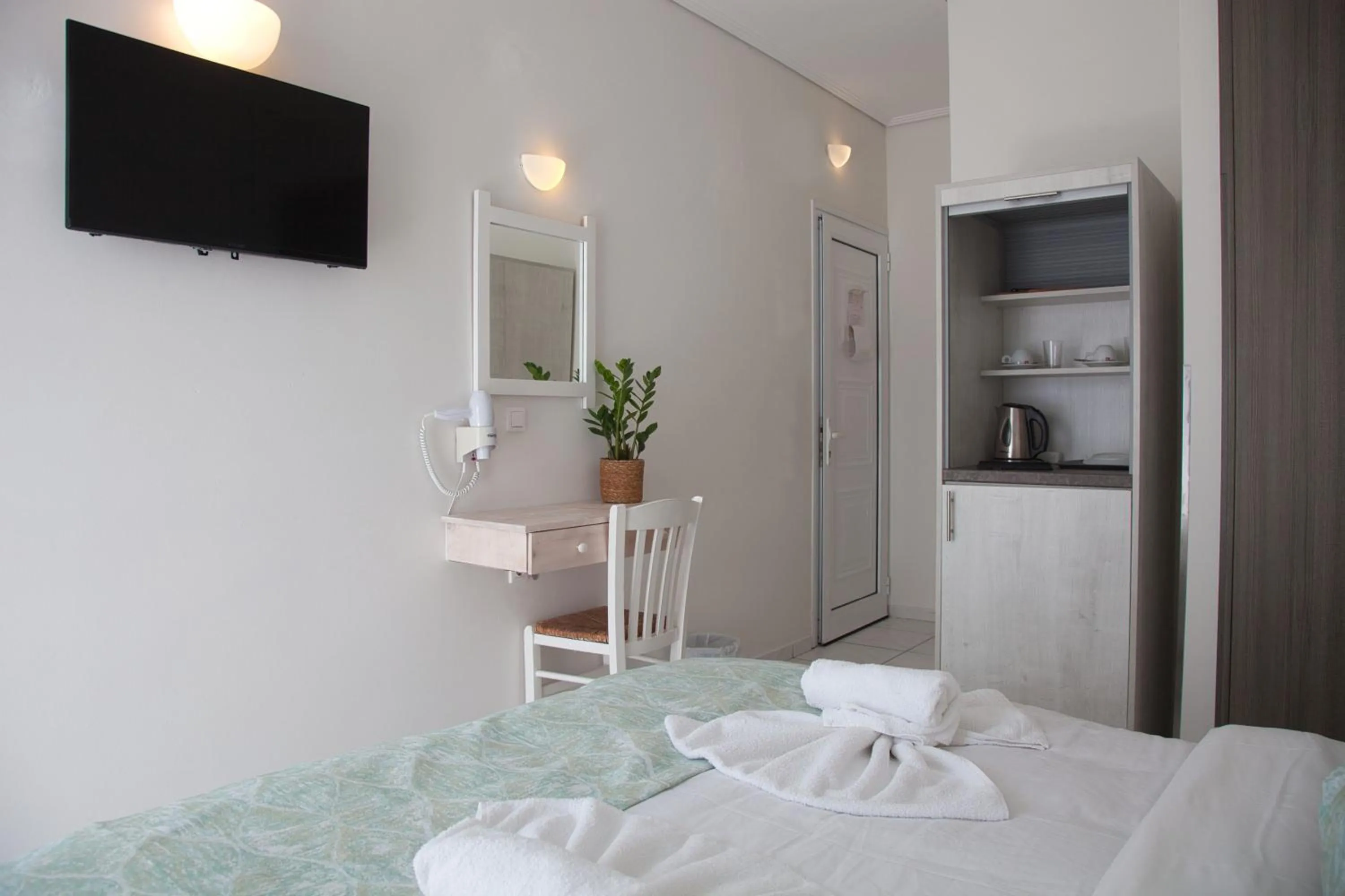 Photo of the whole room, Bed in The Milos