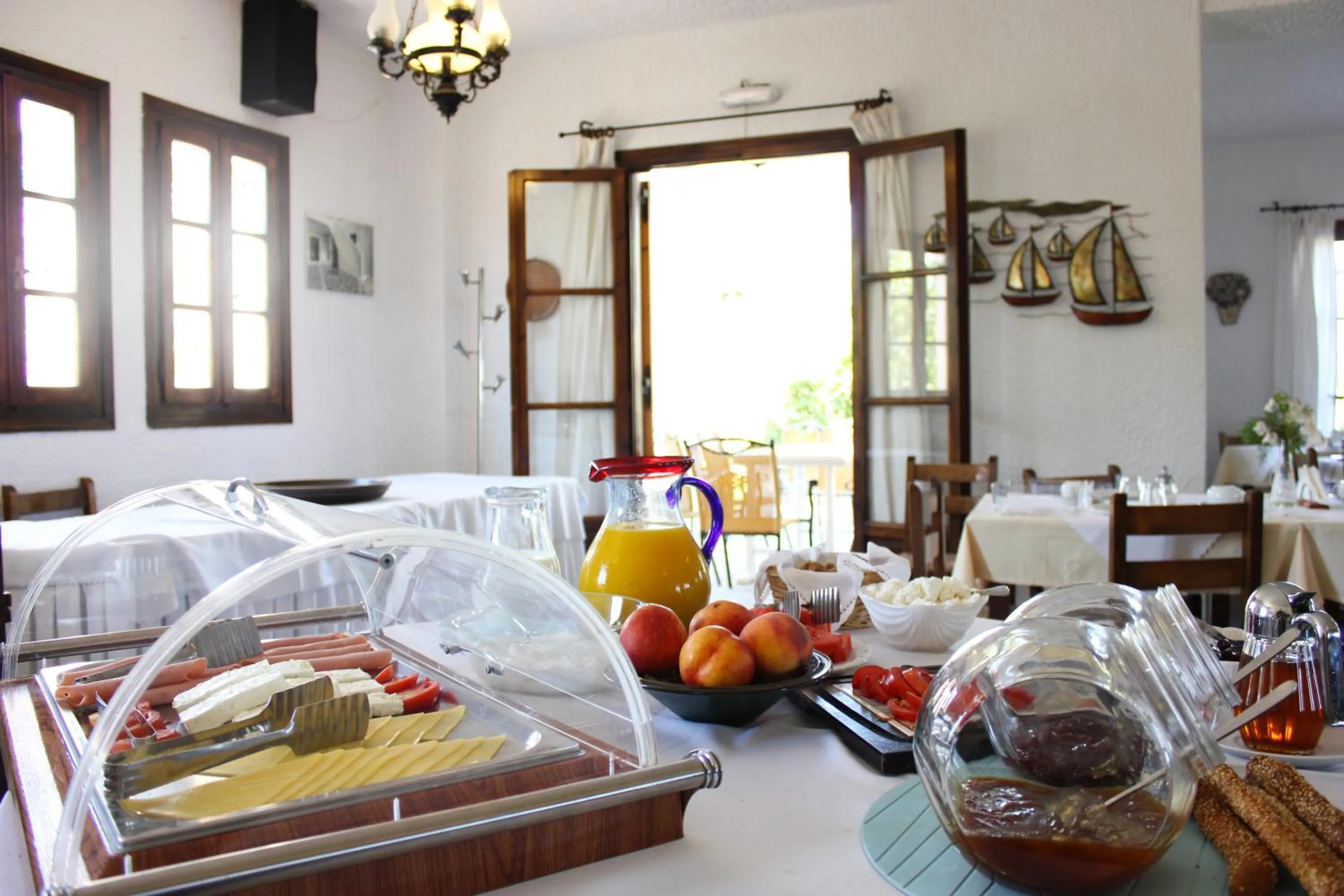 Restaurant/places to eat in Hotel Swiss Home