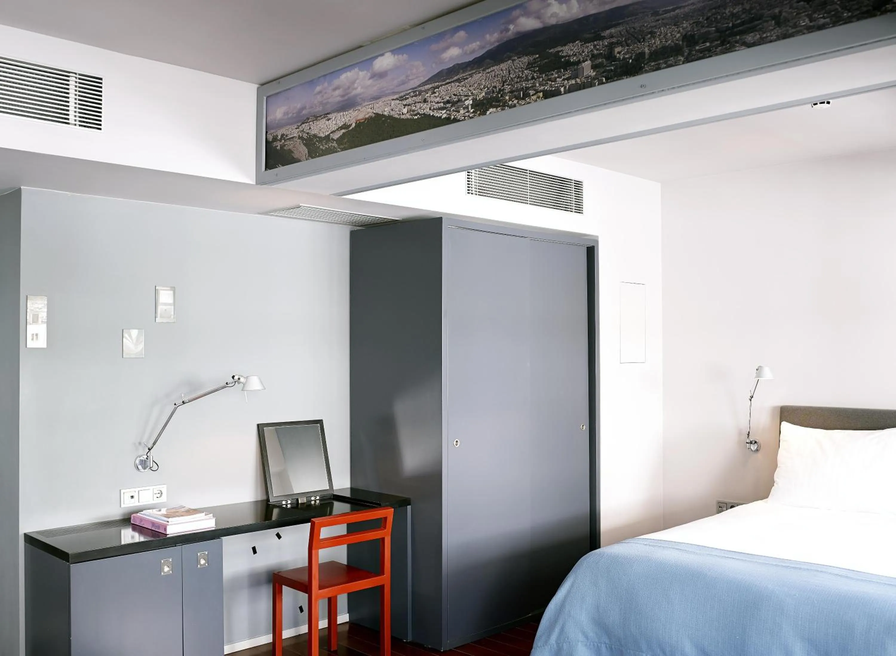 Photo of the whole room, Bed in Periscope