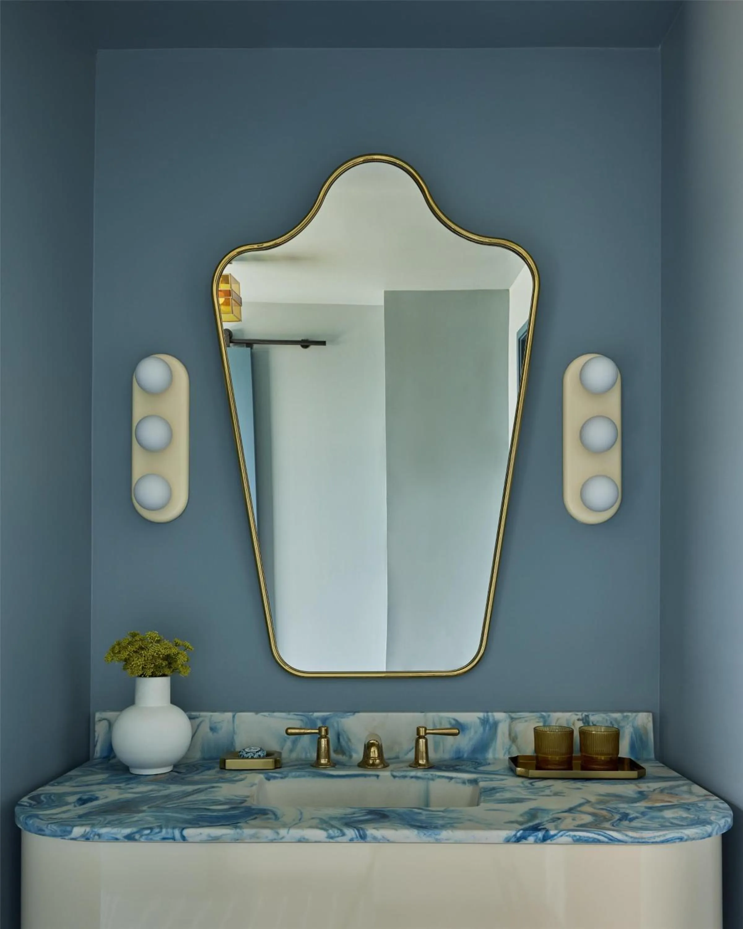 Bathroom in Hotel Genevieve, part of JdV by Hyatt