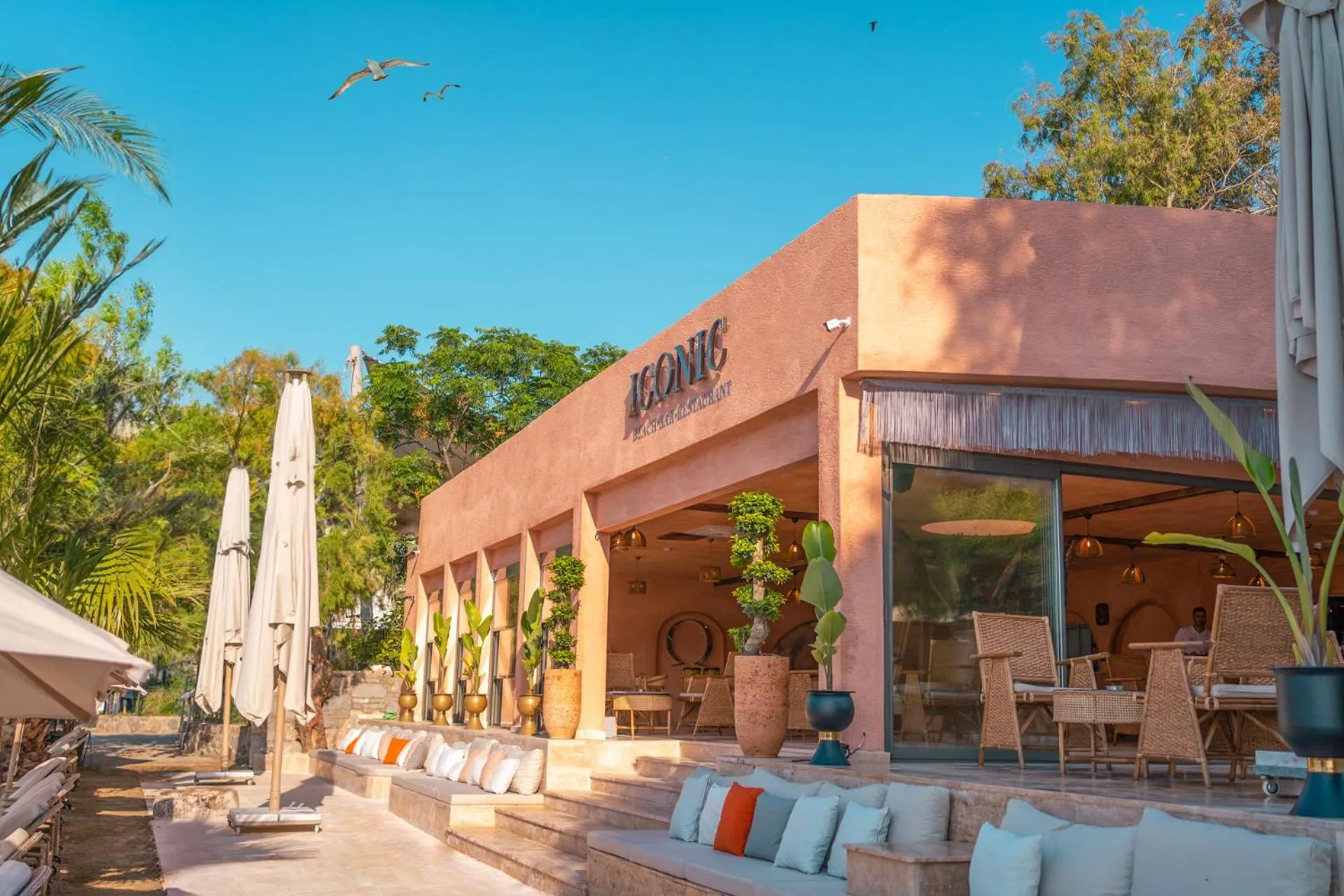 Restaurant/places to eat in InOne Mucho Selection Hotel