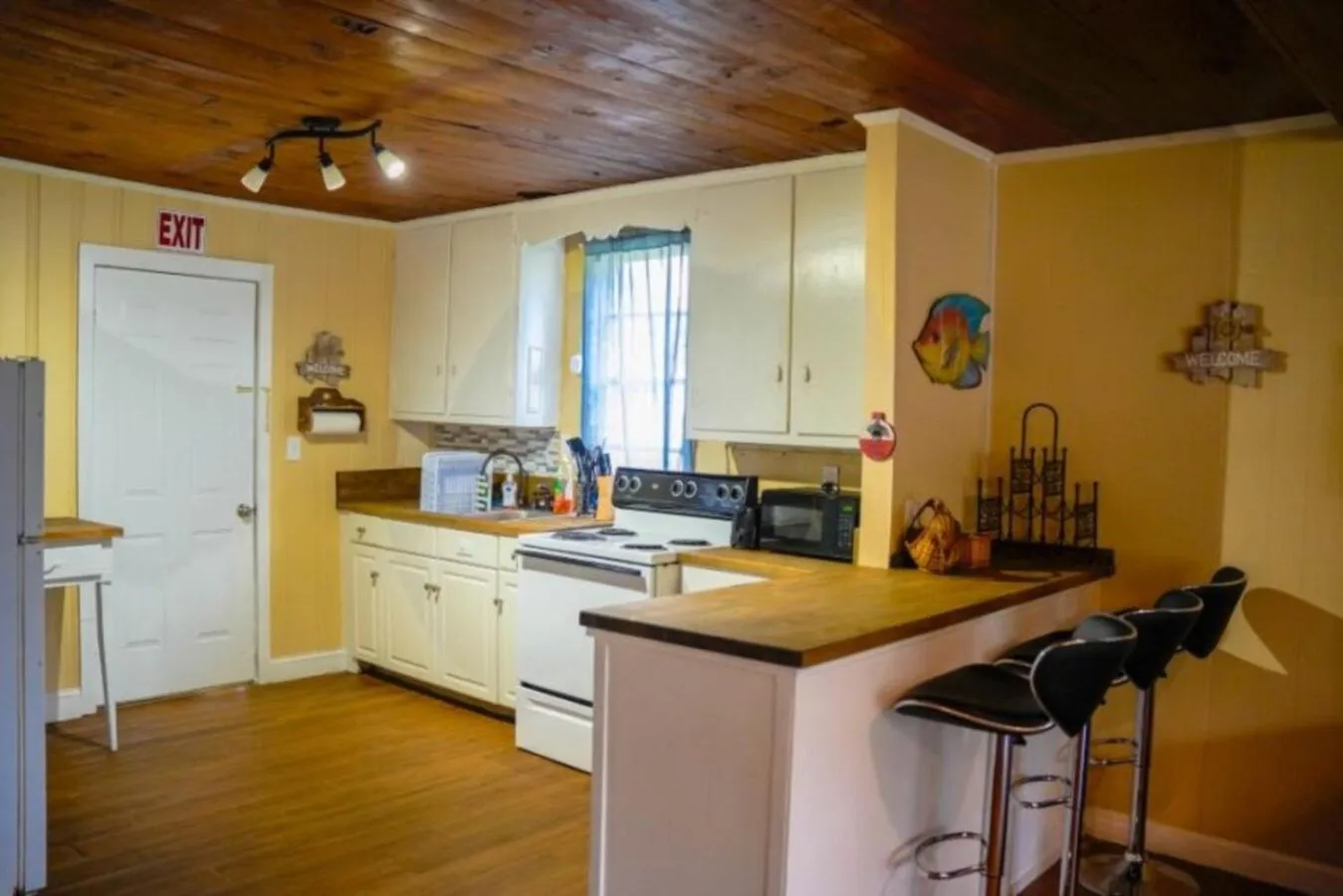 pet friendly in Bells Marina & Fishing Resort - Santee Lake Marion by I95 - Family Adventure, Pets on Request!