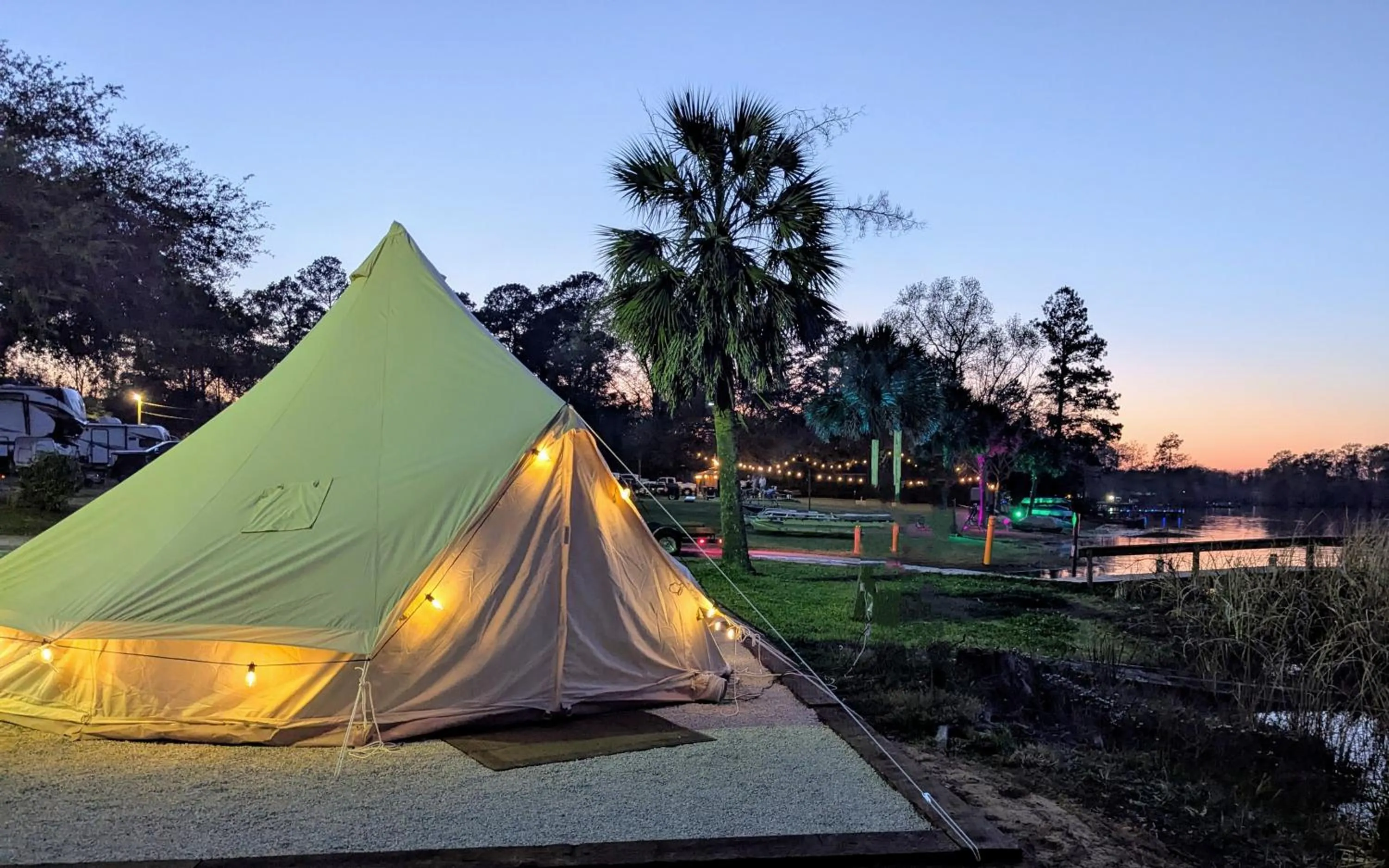 Property building in Bells Marina & Fishing Resort - Santee Lake Marion by I95 - Family Adventure, Pets on Request!