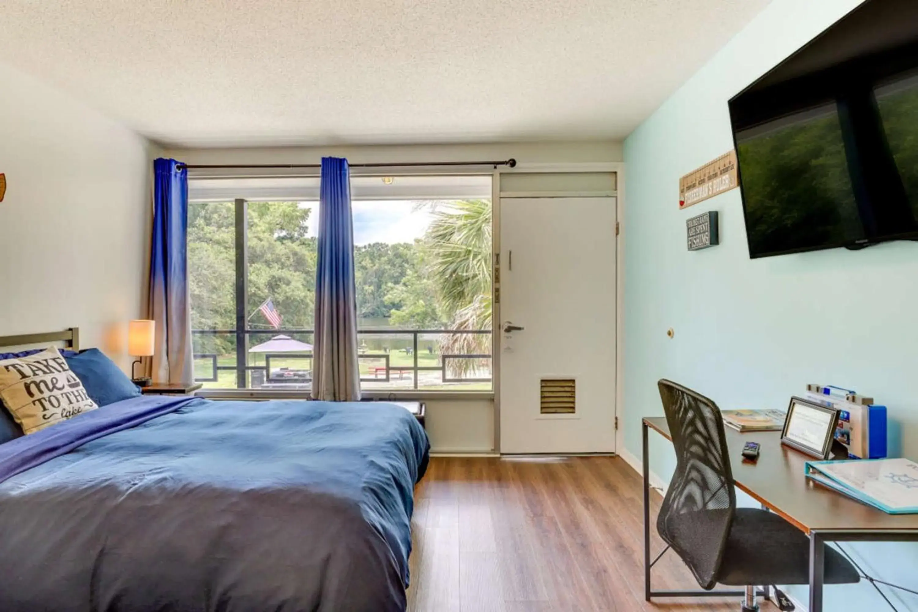 Studio with Lake View in Bells Marina & Fishing Resort - Santee Lake Marion by I95 - Family Adventure, Pets on Request! Studio with Lake View in Bells Marina & Fishing Resort - Santee Lake Marion by I95 - Family Adventure, Pets on Request!