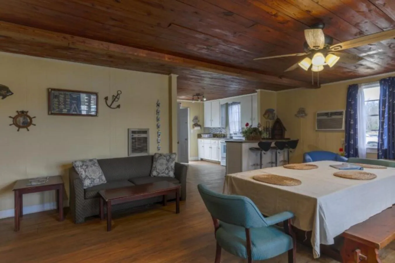 Living room in Bells Marina & Fishing Resort - Santee Lake Marion by I95 - Family Adventure, Pets on Request!