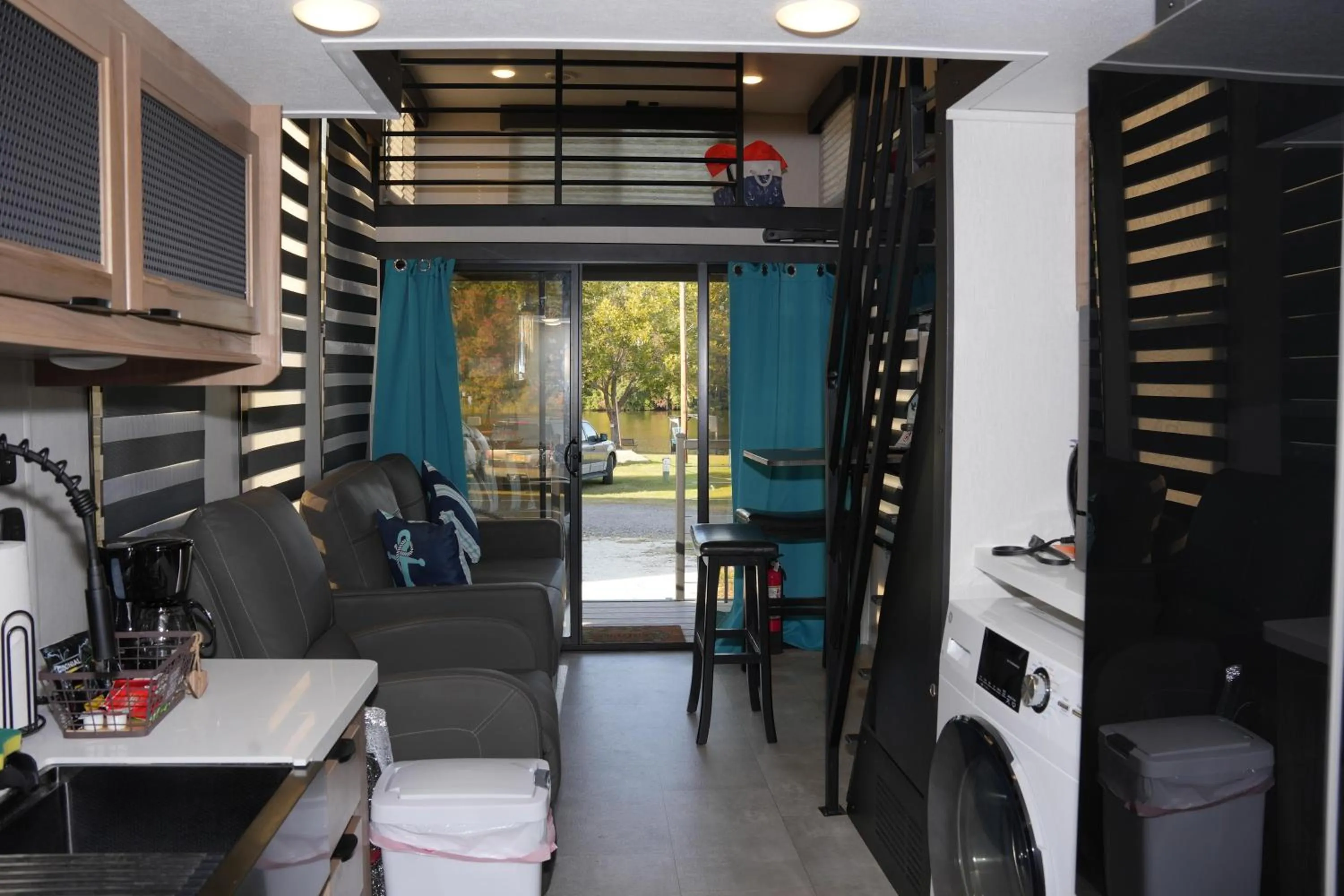 Kitchen or kitchenette in Bells Marina & Fishing Resort - Santee Lake Marion by I95 - Family Adventure, Pets on Request!