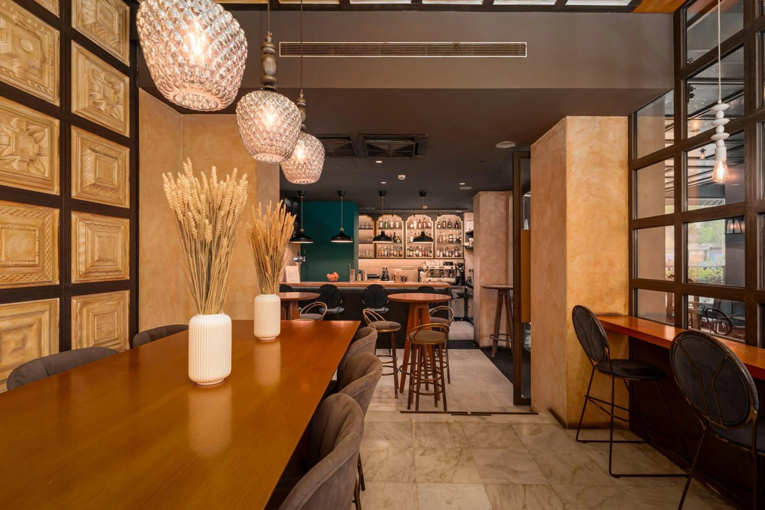 Restaurant/places to eat in Parnon Hotel