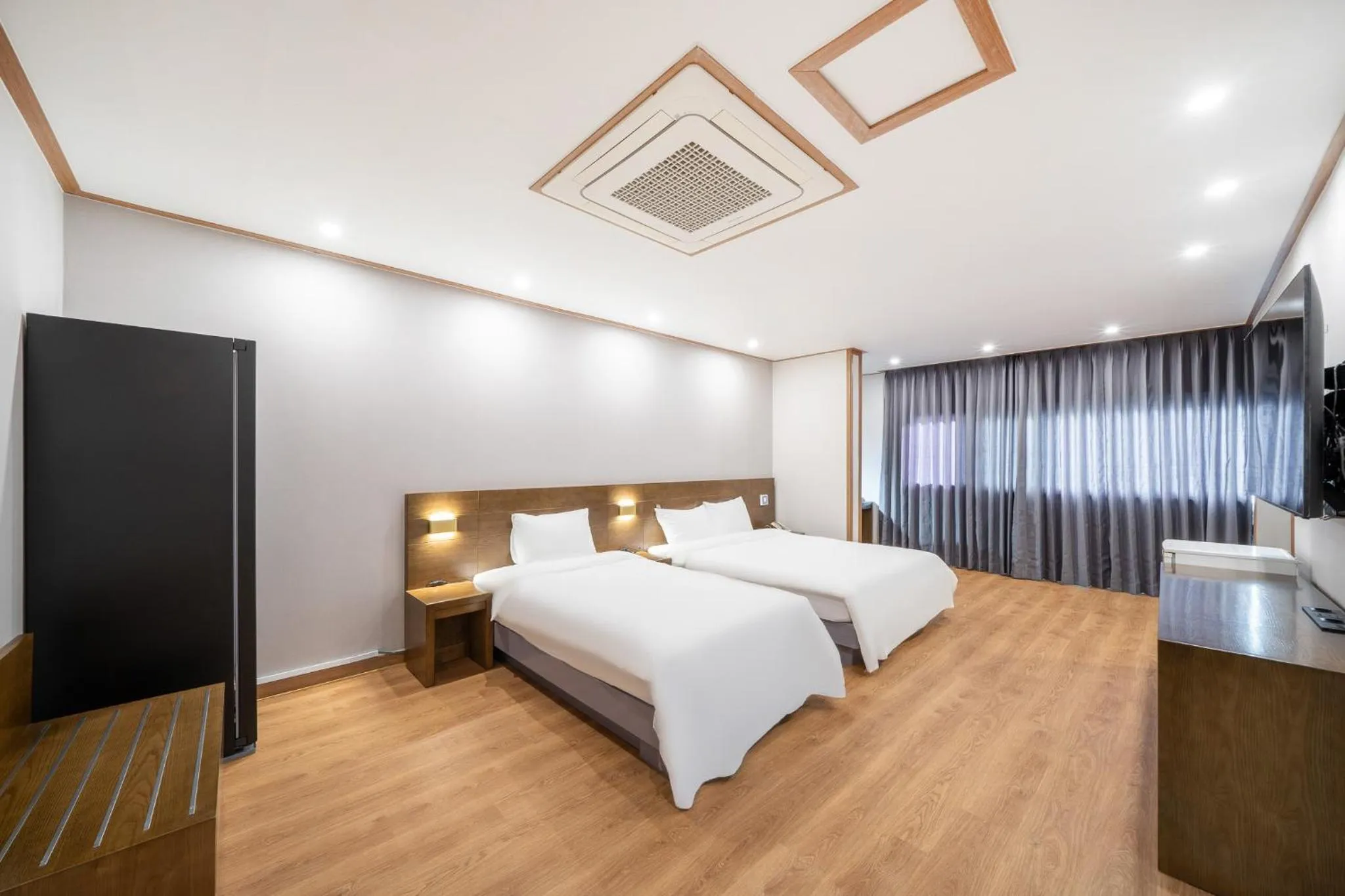 Photo of the whole room, Bed in The 7 Business Hotel