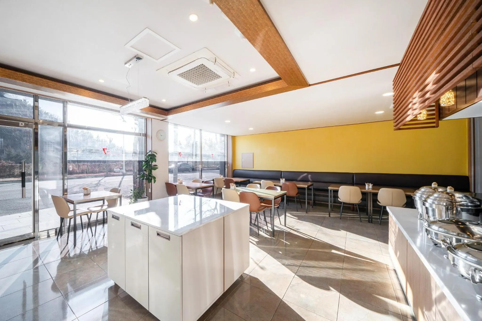 Restaurant/places to eat in The 7 Business Hotel