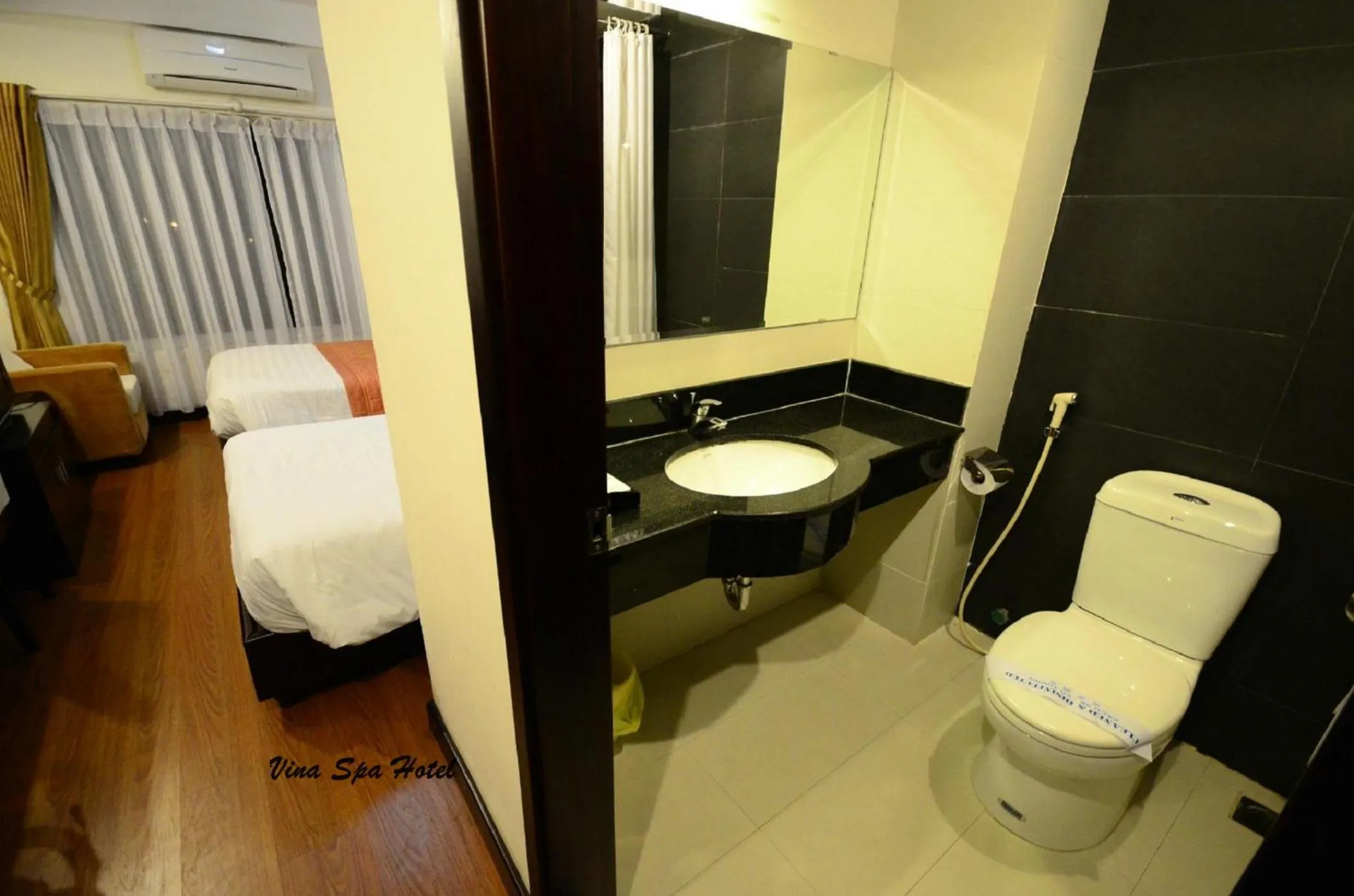 Toilet, Bed in Việt Nam Hotel