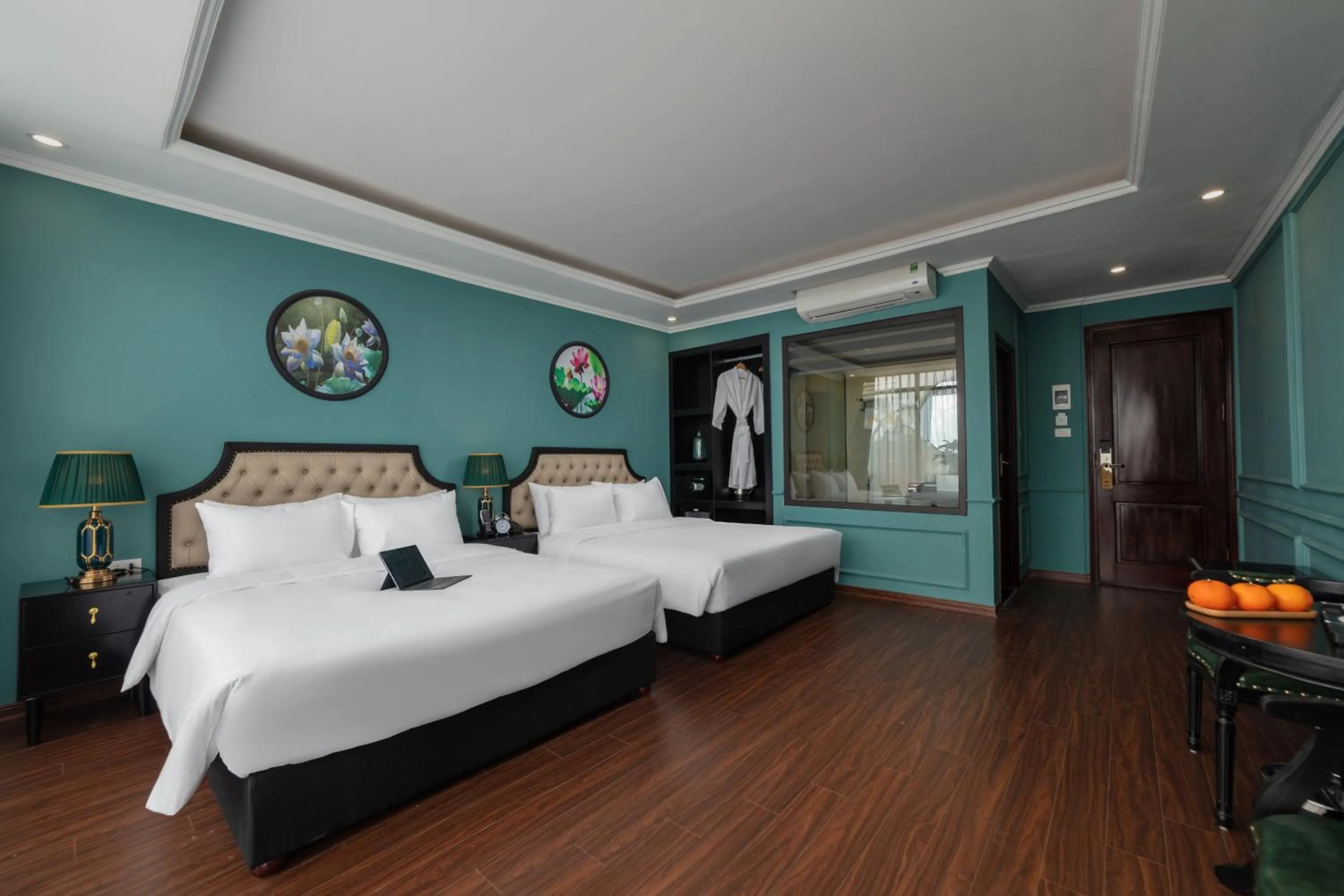 room service, Bed in Madelise Palace Hotel & Travel