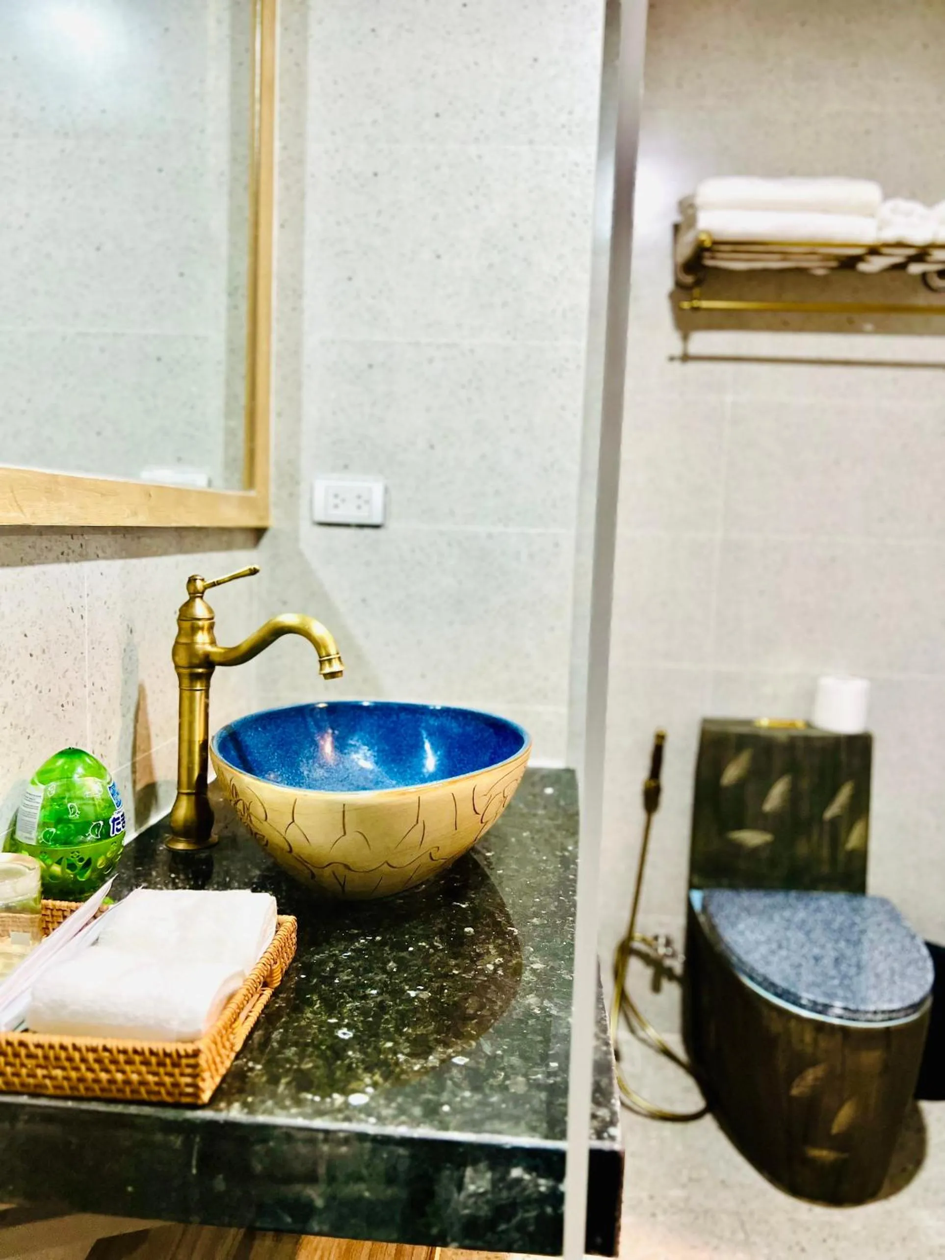 Shower in Rova Hotel Phú Quốc