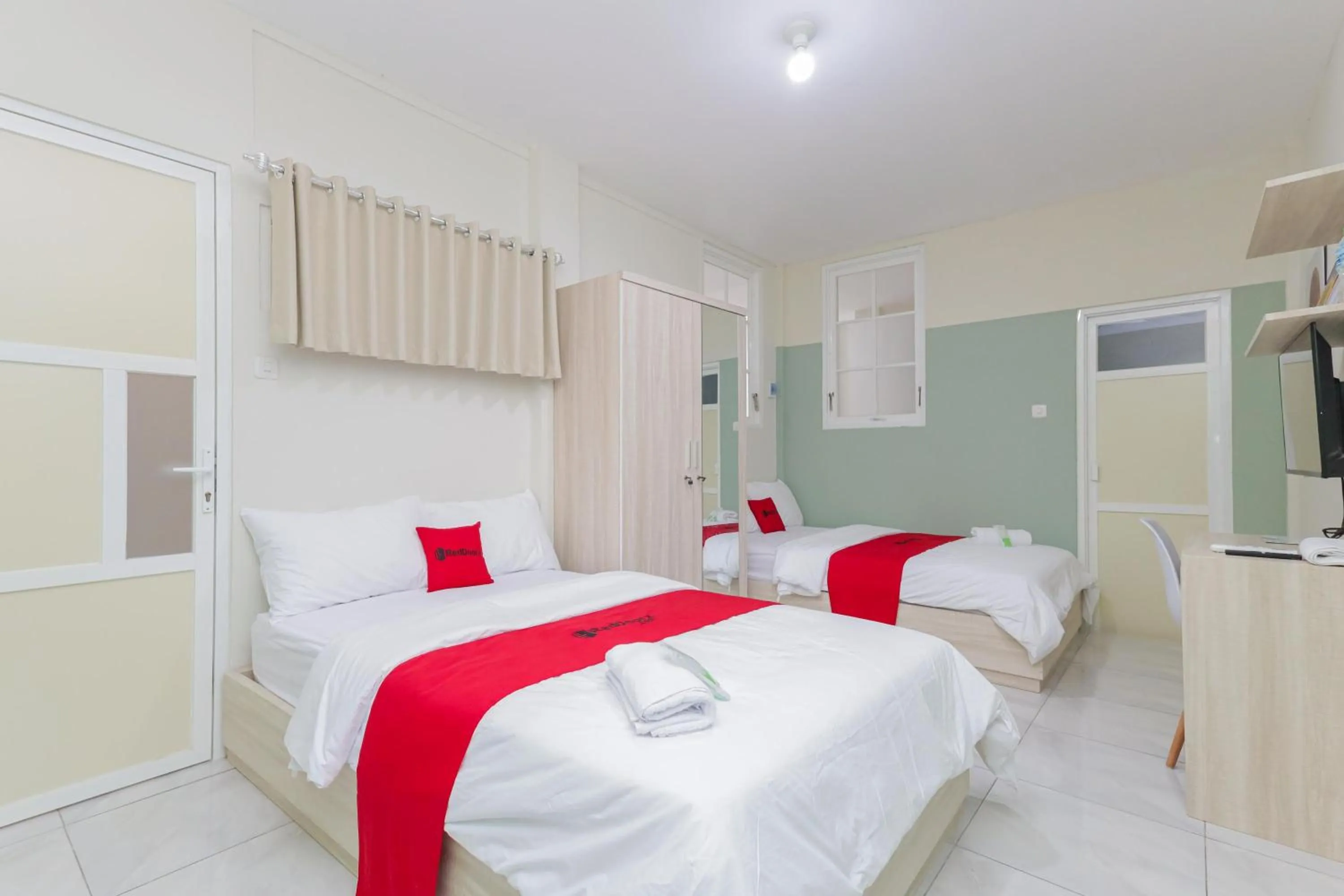 Bedroom, Bed in RedDoorz Syariah near GOR Bung Karno Nganjuk