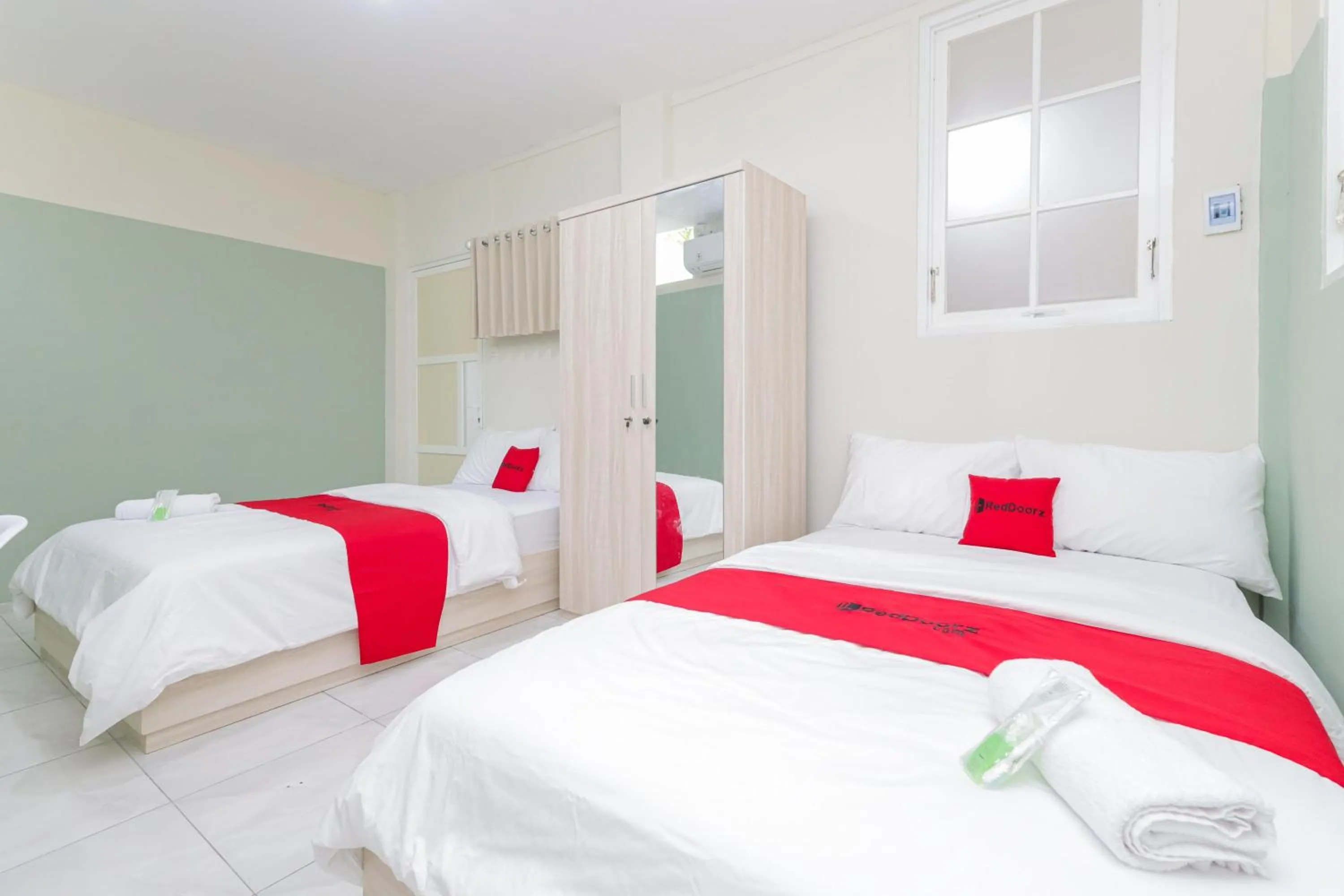 Bedroom, Bed in RedDoorz Syariah near GOR Bung Karno Nganjuk