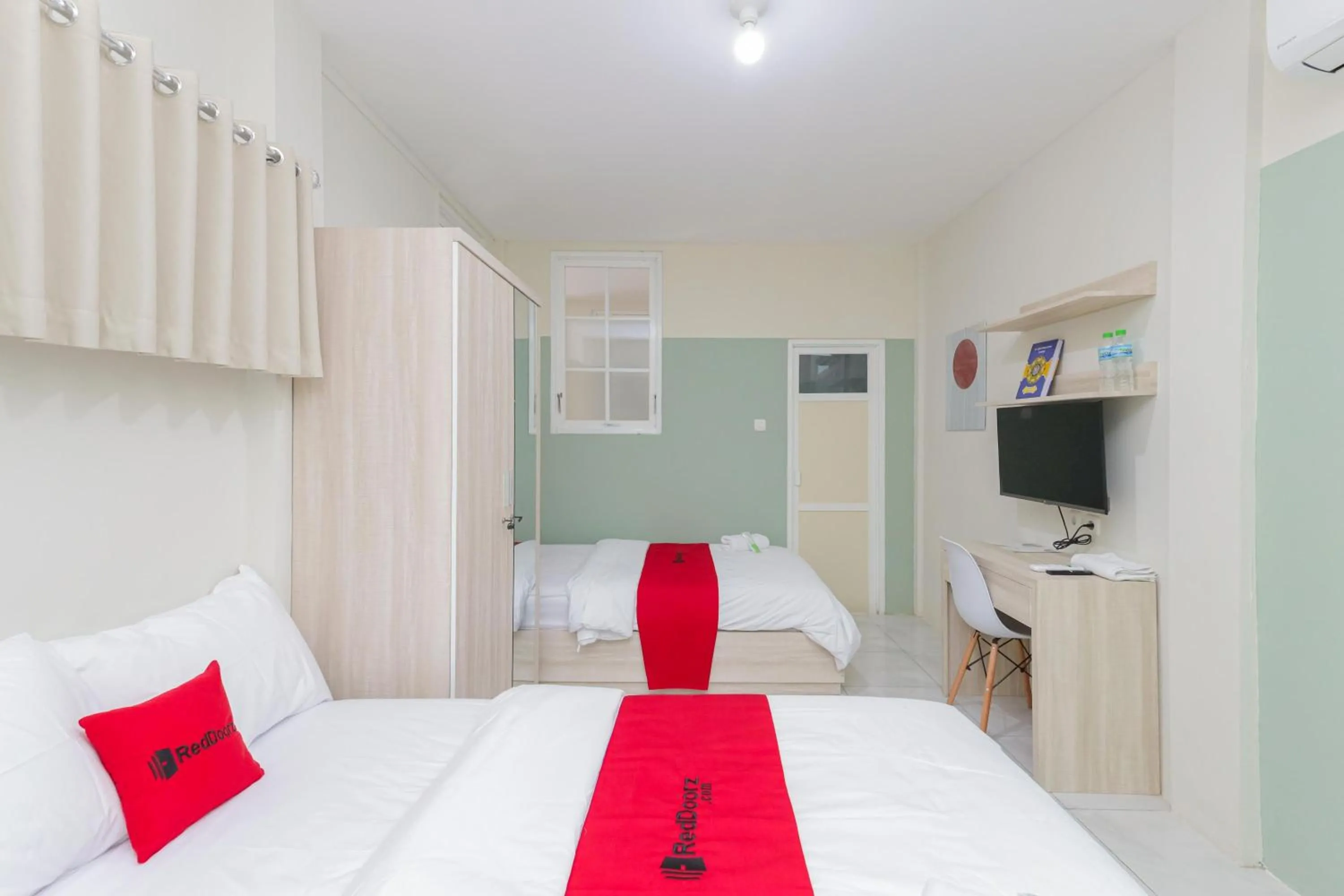 Bedroom, Bed in RedDoorz Syariah near GOR Bung Karno Nganjuk