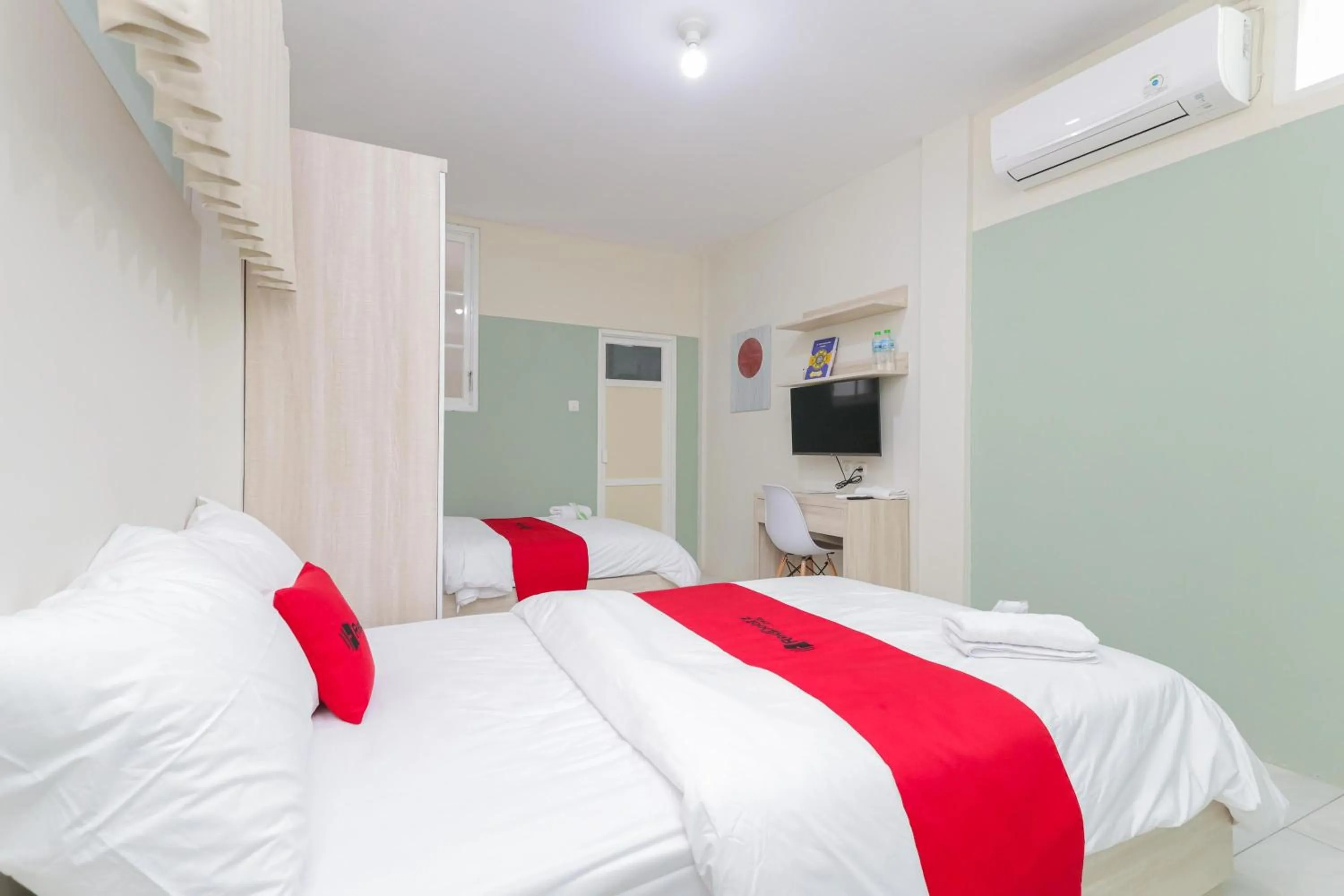 Bedroom, Bed in RedDoorz Syariah near GOR Bung Karno Nganjuk