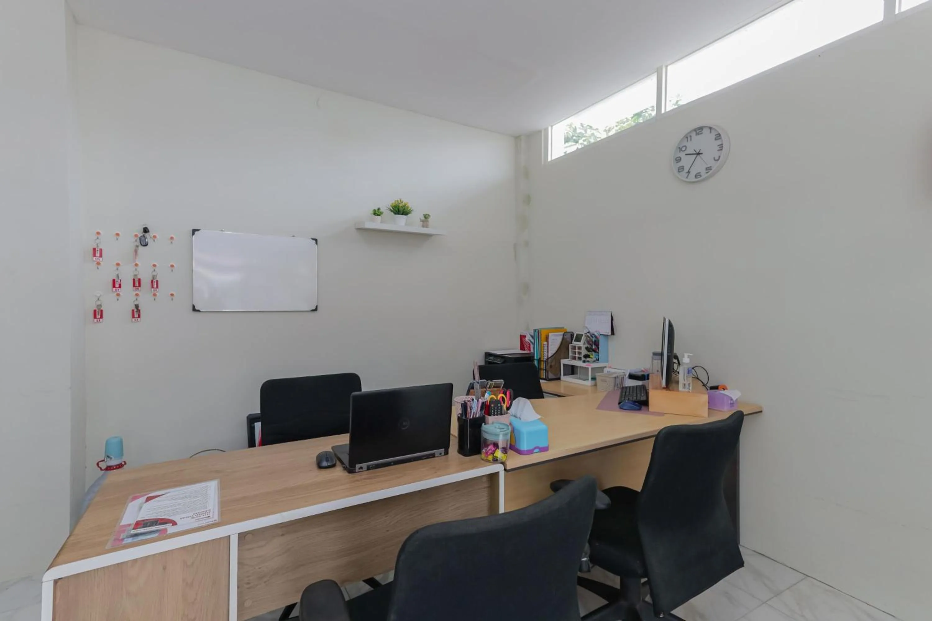 Lobby or reception in RedDoorz Syariah near GOR Bung Karno Nganjuk