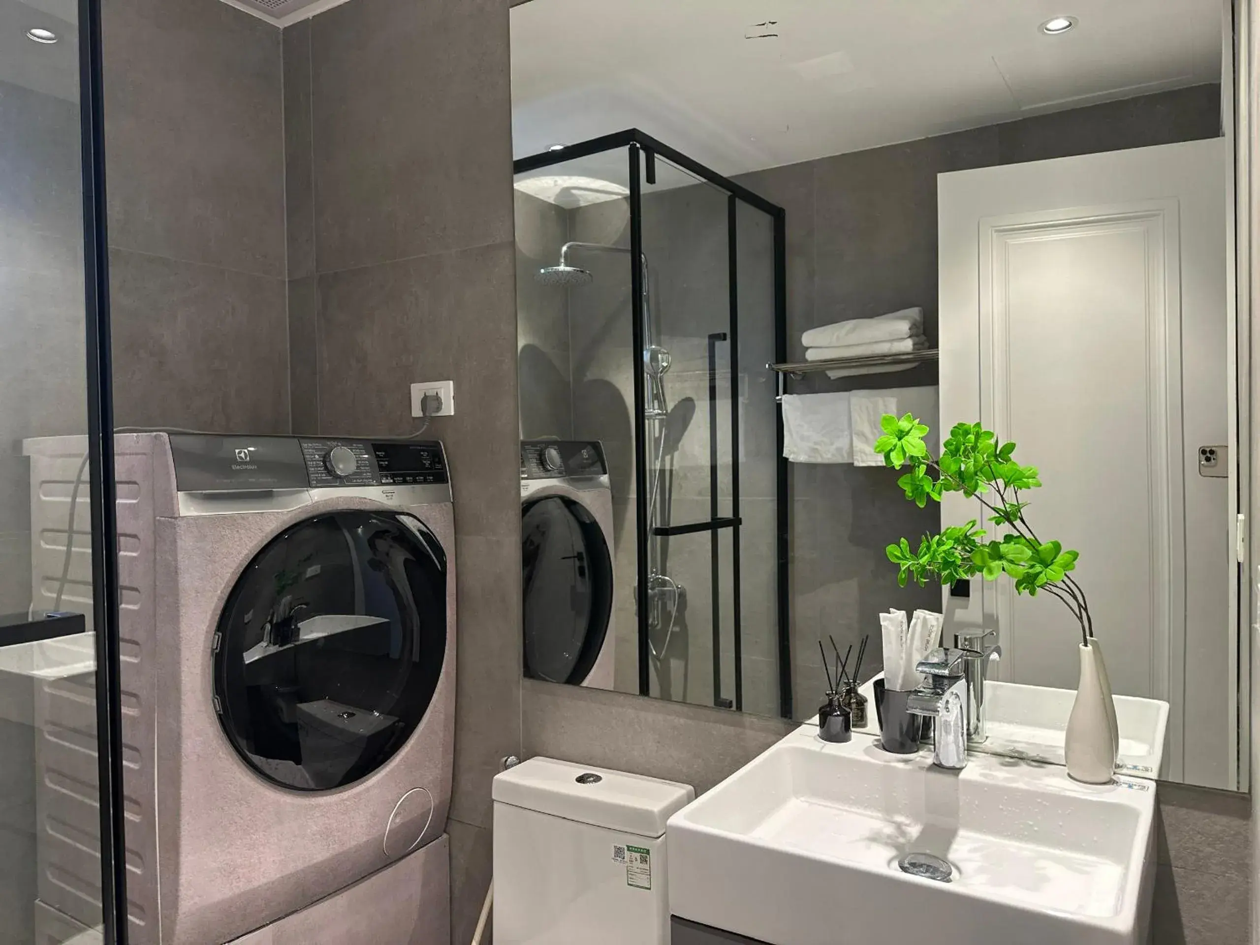 Apartment with Lake View in Luxe Paradise Residence 88 Tu Hoa Apartment with Lake View in Luxe Paradise Residence 88 Tu Hoa