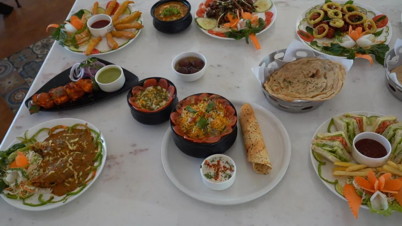 Restaurant/places to eat in Aananda Wellness and Resorts