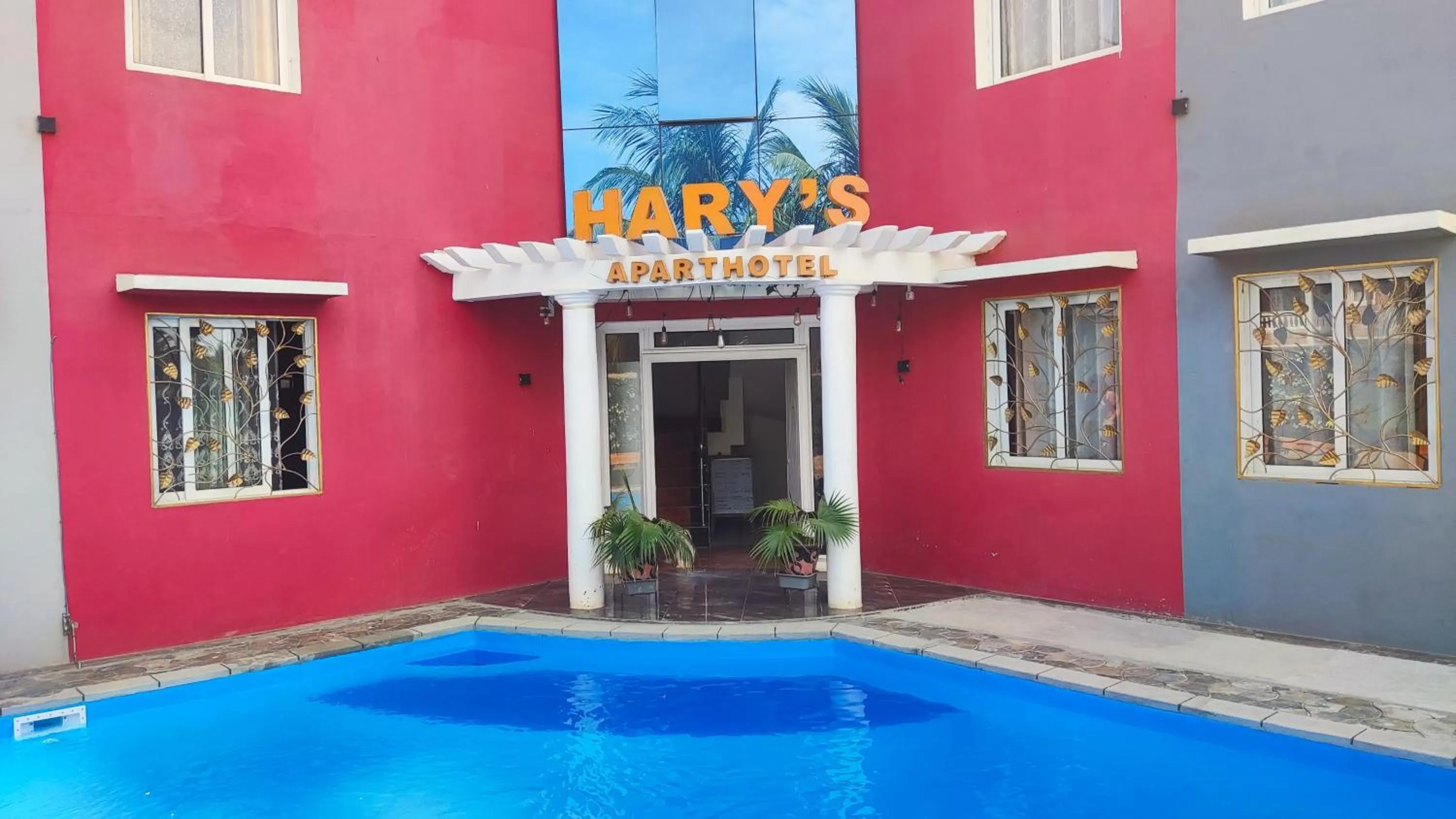 Swimming pool in Hary's Aparthotel