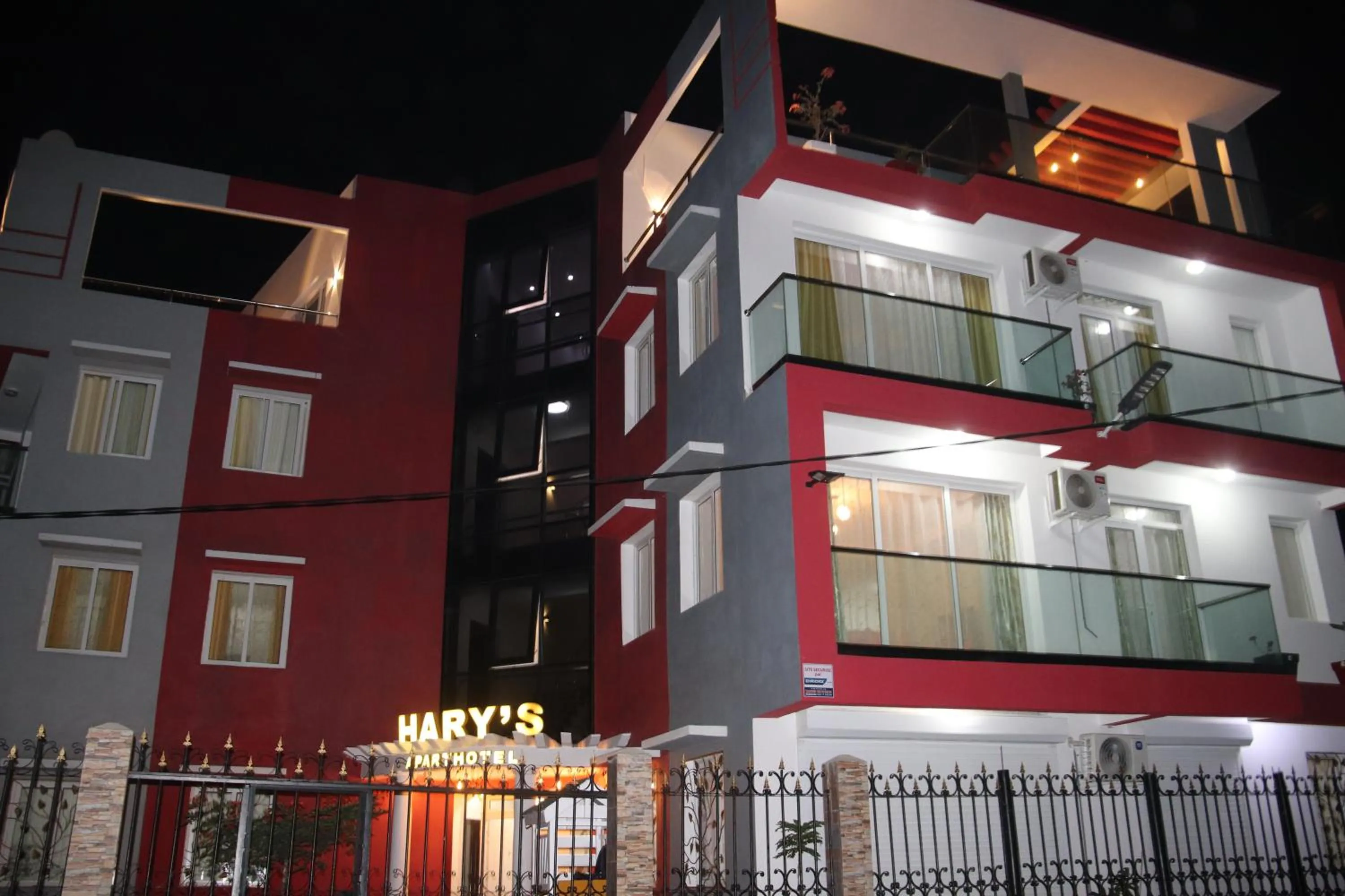 Facade/entrance in Hary's Aparthotel