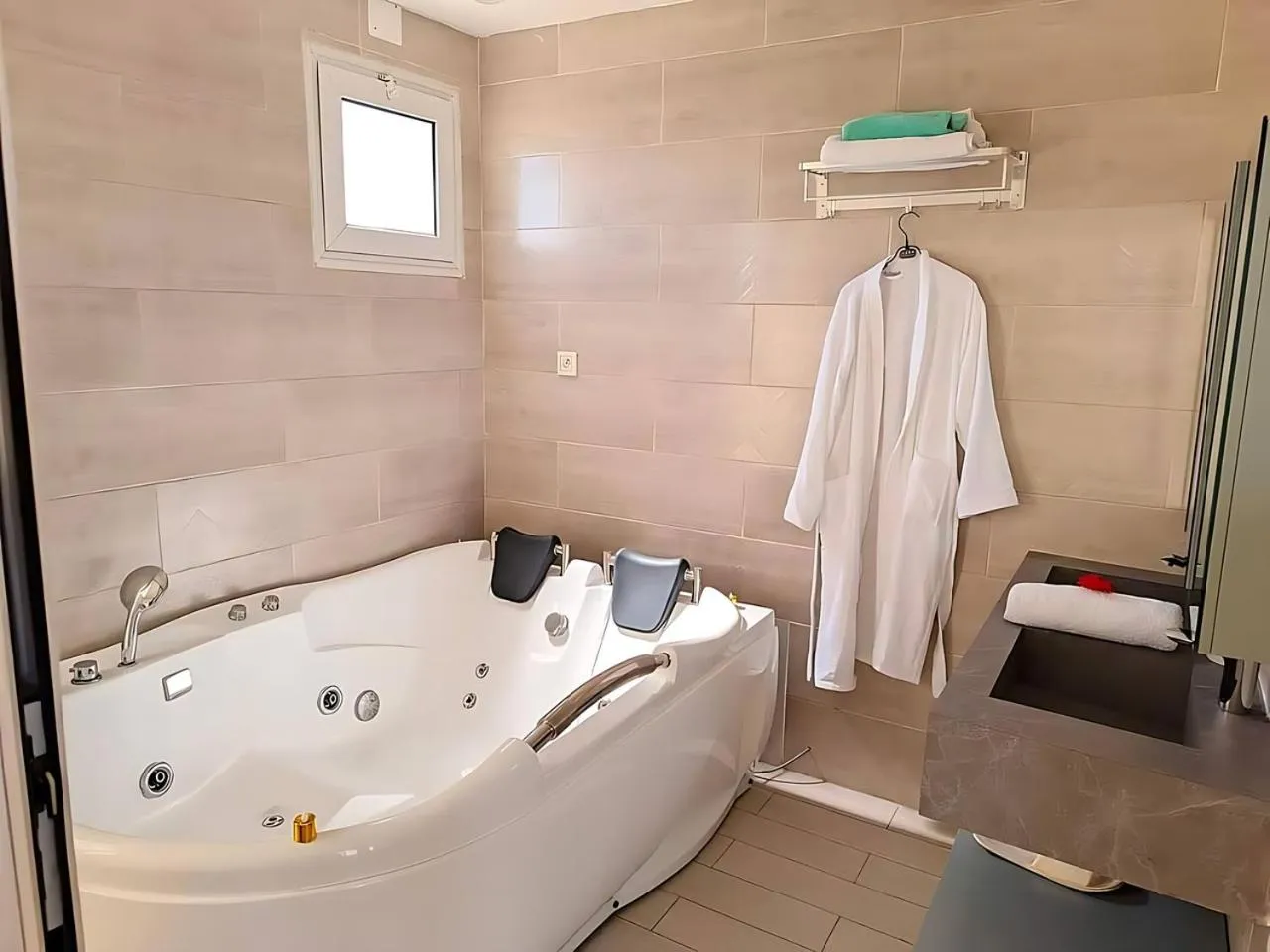 Hot Tub in Hary's Aparthotel