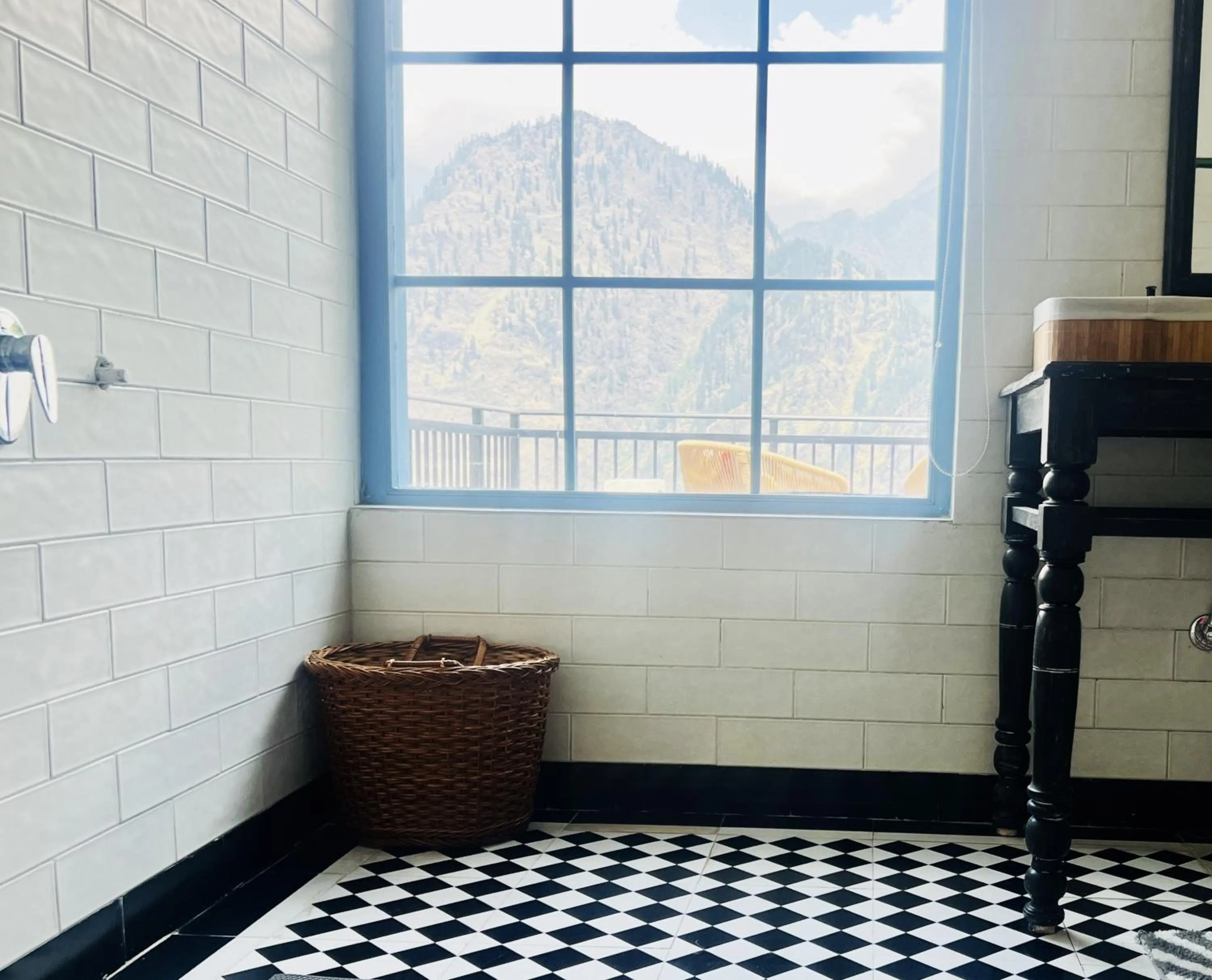 Bathroom in Faraway Cottages, Auli