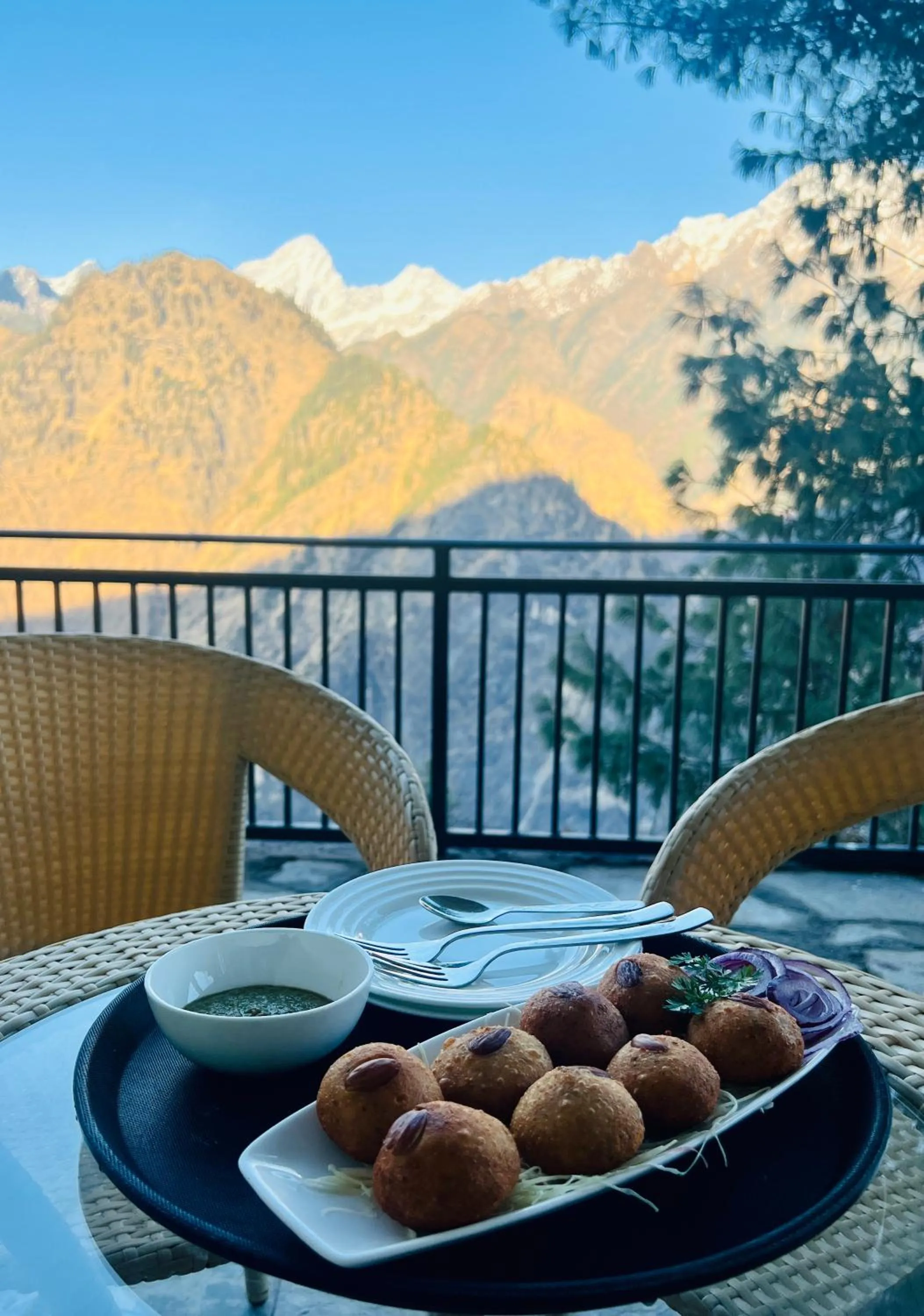 Restaurant/places to eat in Faraway Cottages, Auli