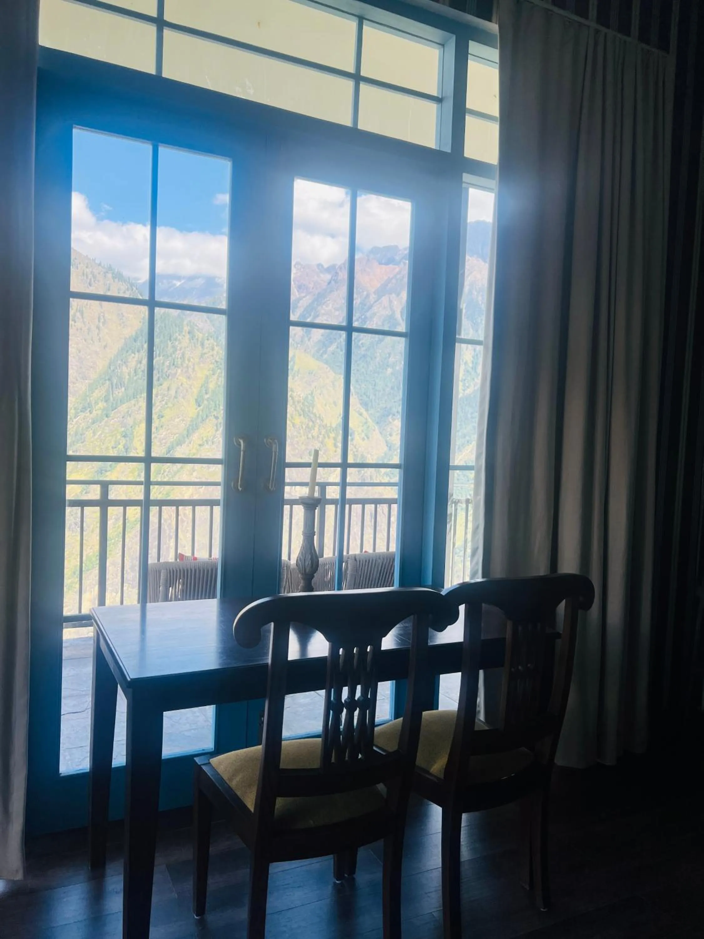 Seating area in Faraway Cottages, Auli