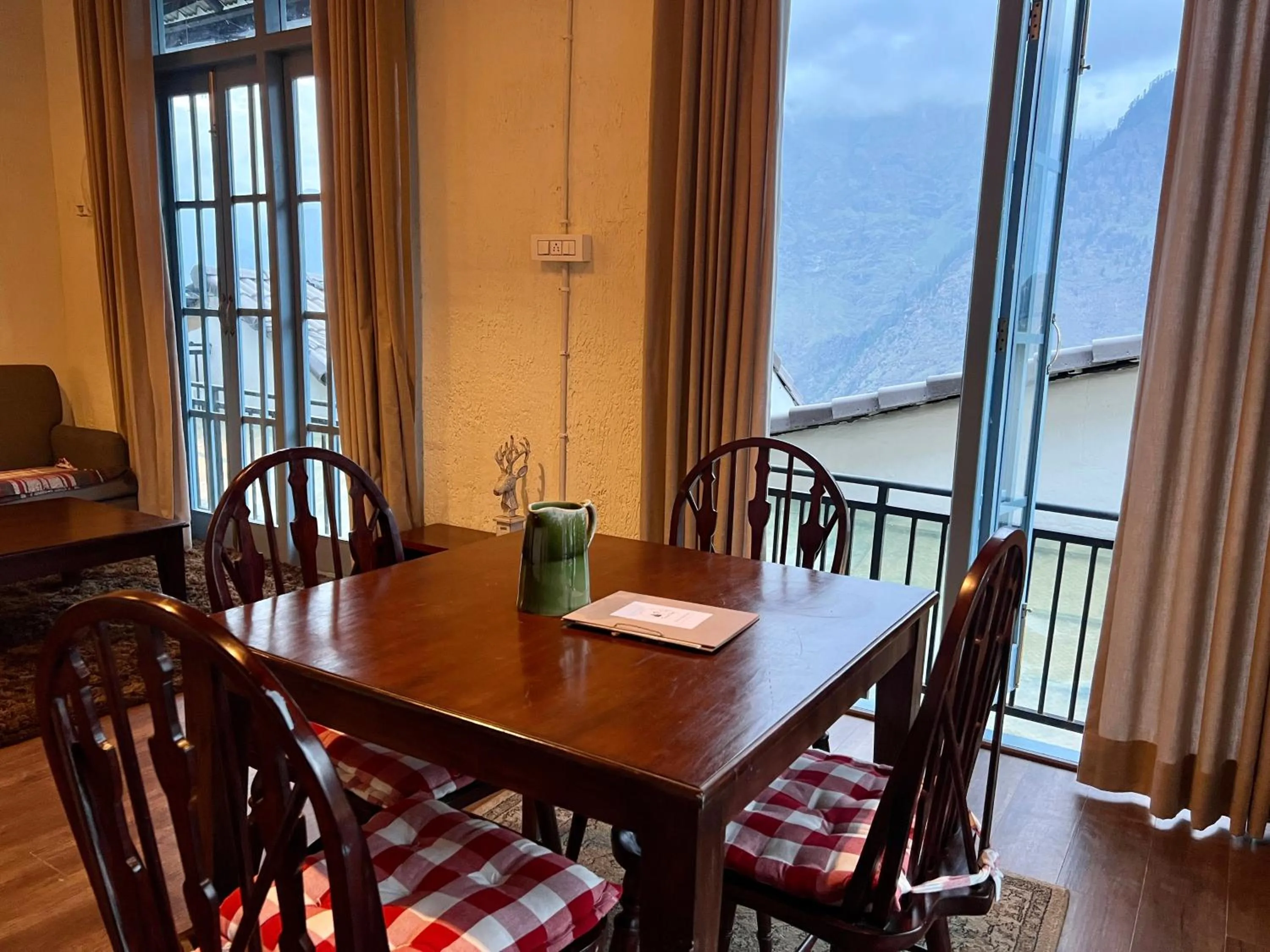Living room in Faraway Cottages, Auli
