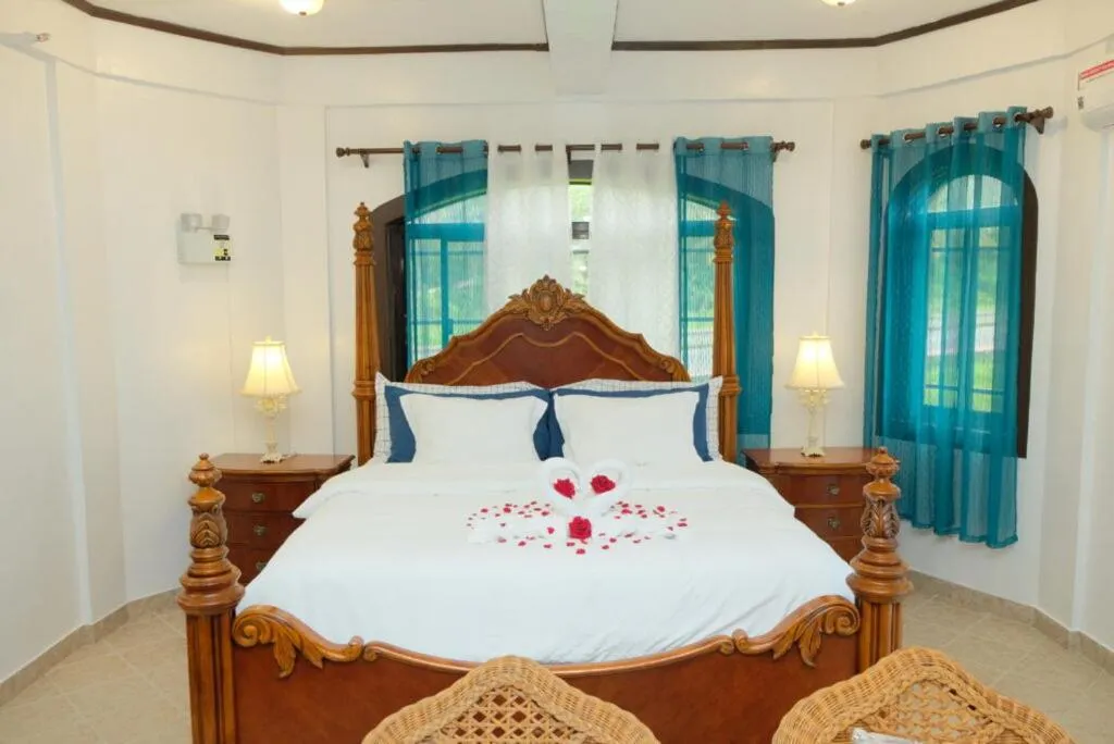 Bed in Villa Italia Hotel