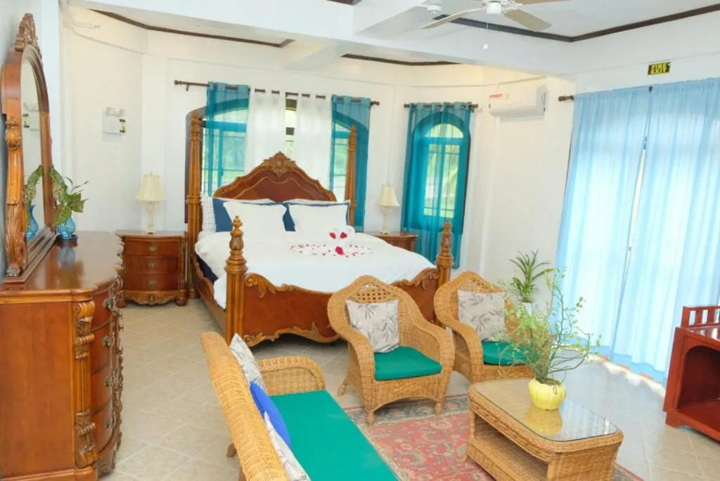 Photo of the whole room, Bed in Villa Italia Hotel