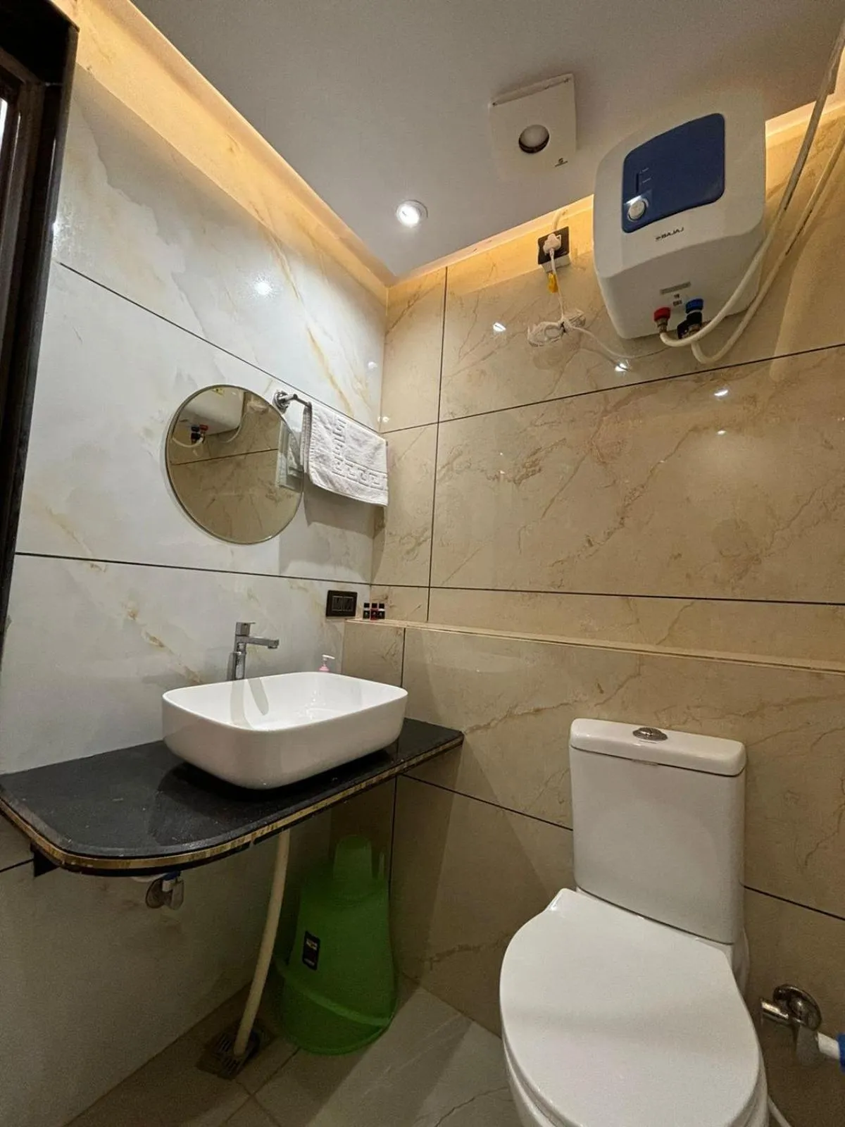 Shower in Hotel Shakuntla Palace