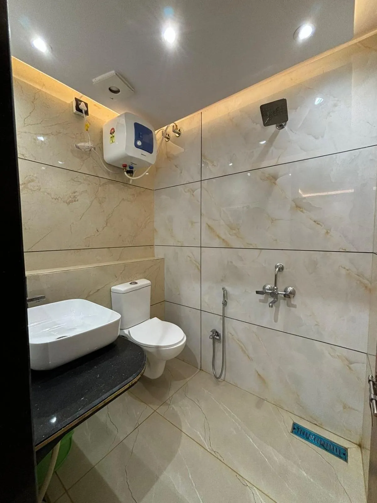 Shower in Hotel Shakuntla Palace