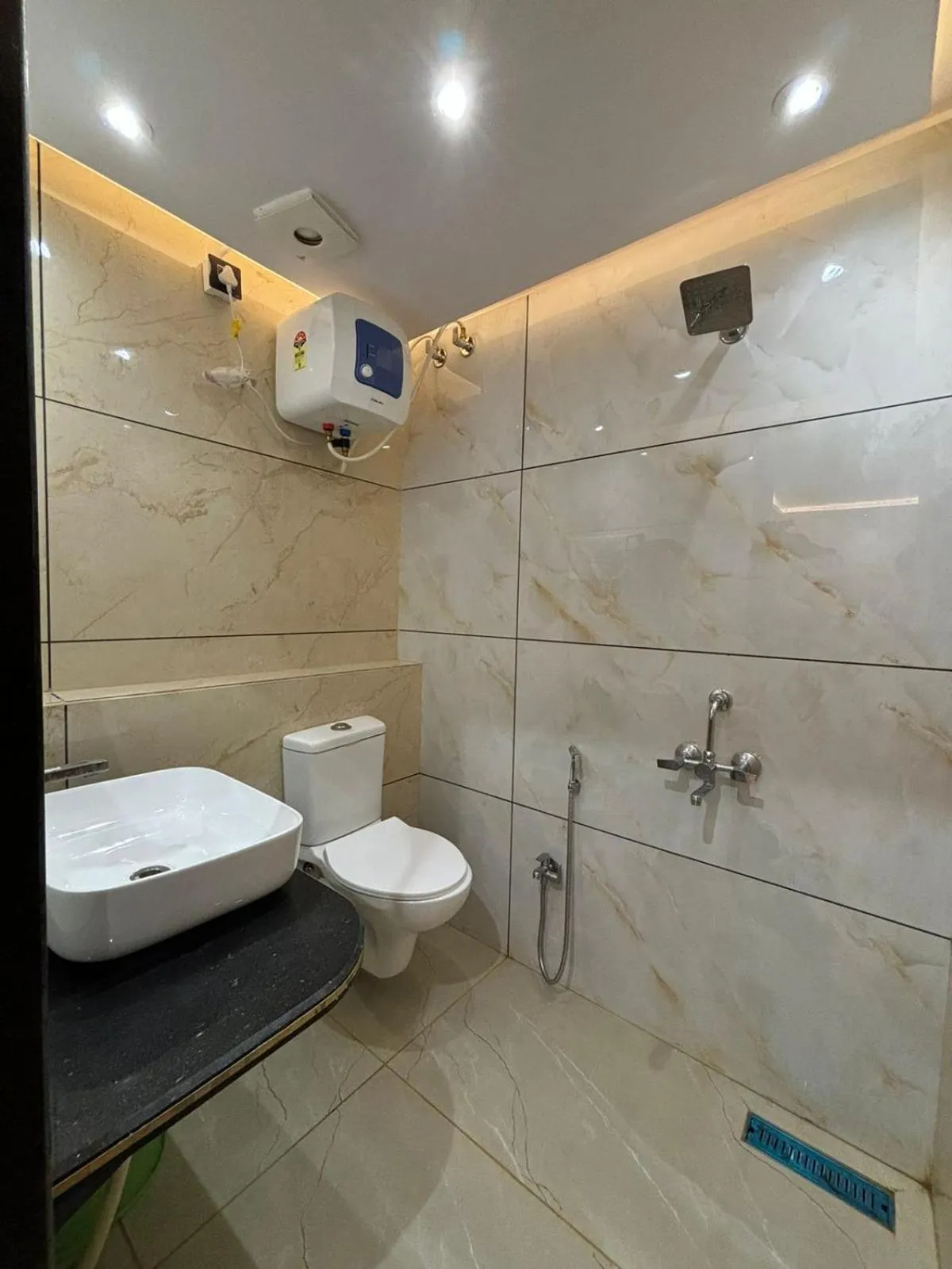 Shower in Hotel Shakuntla Palace