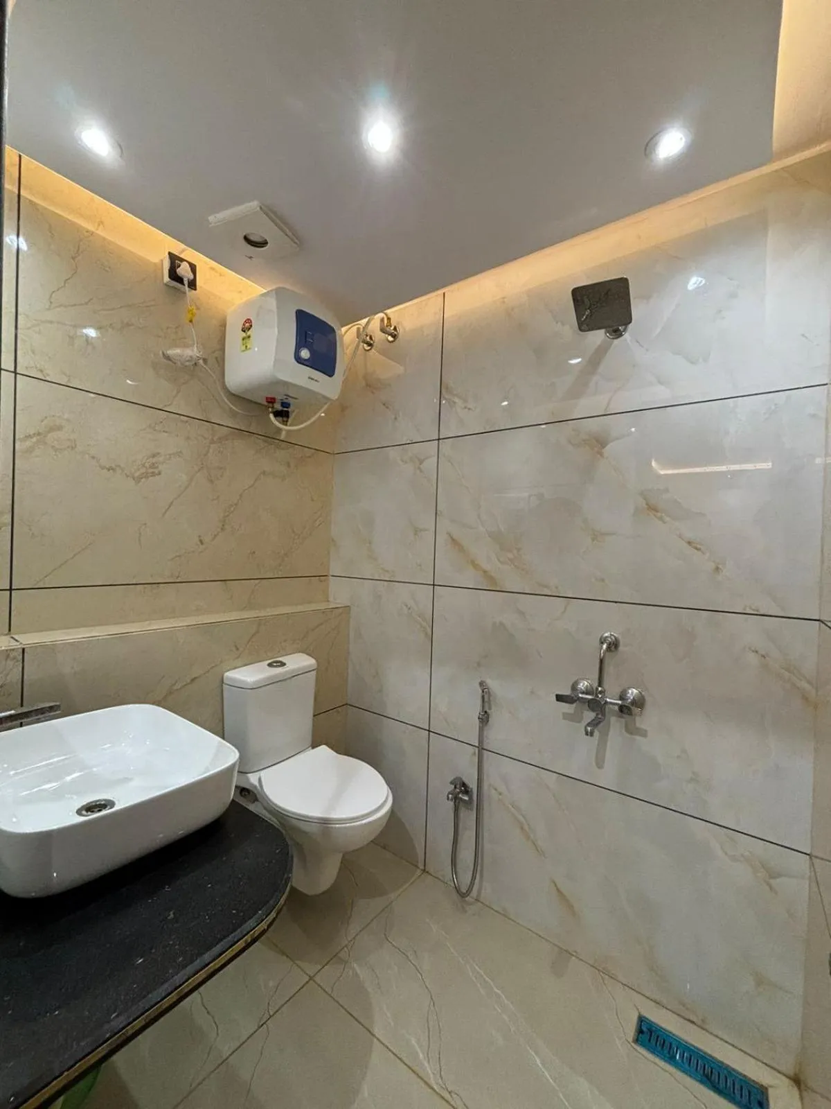 Shower in Hotel Shakuntla Palace