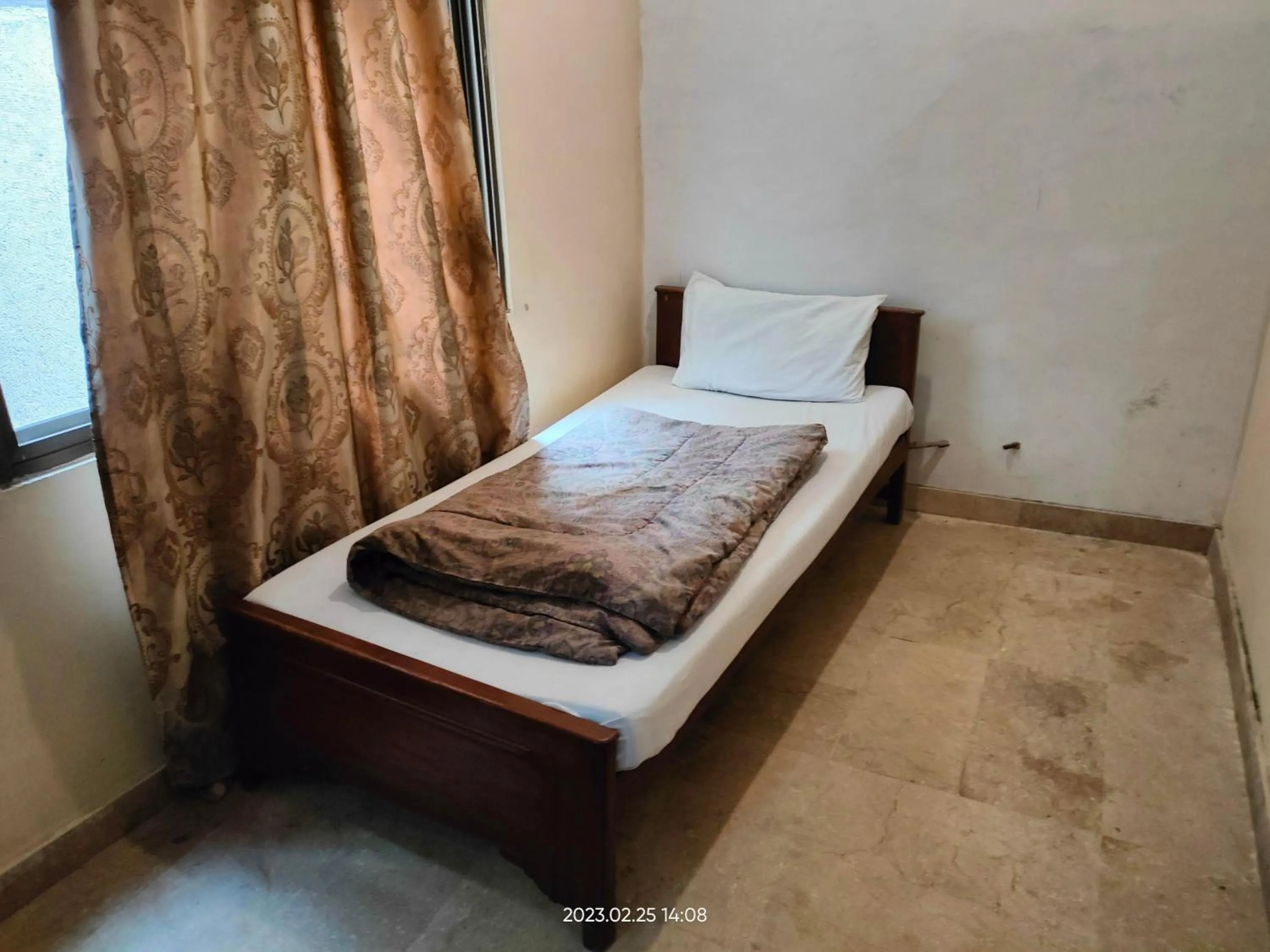 Bed in Al Sakhawat Hotel