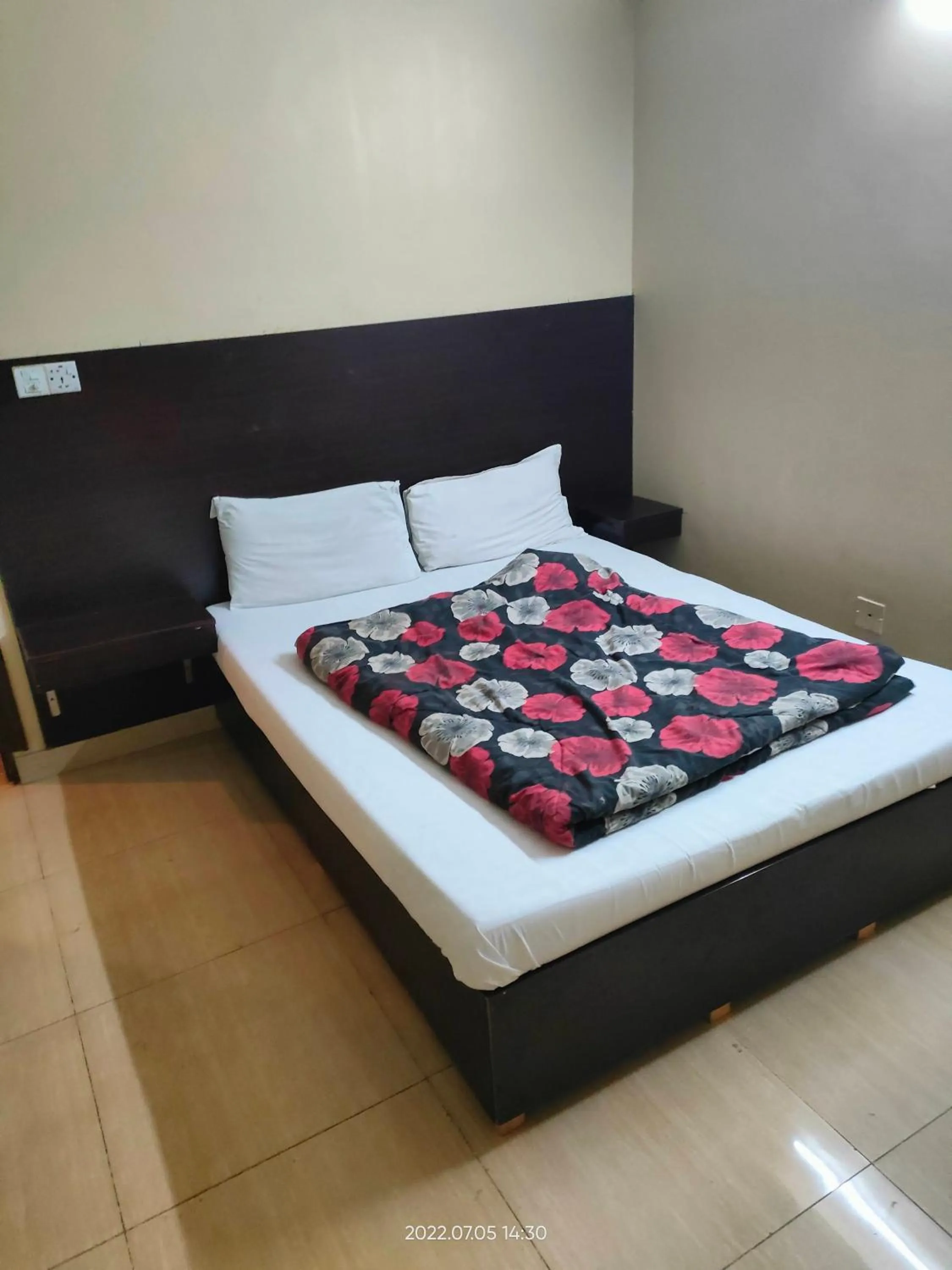 Bedroom, Bed in Al Sakhawat Hotel