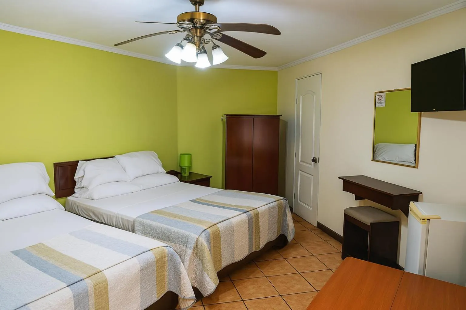 Bed in Hotel Puerta del Sol - San Jose Airport