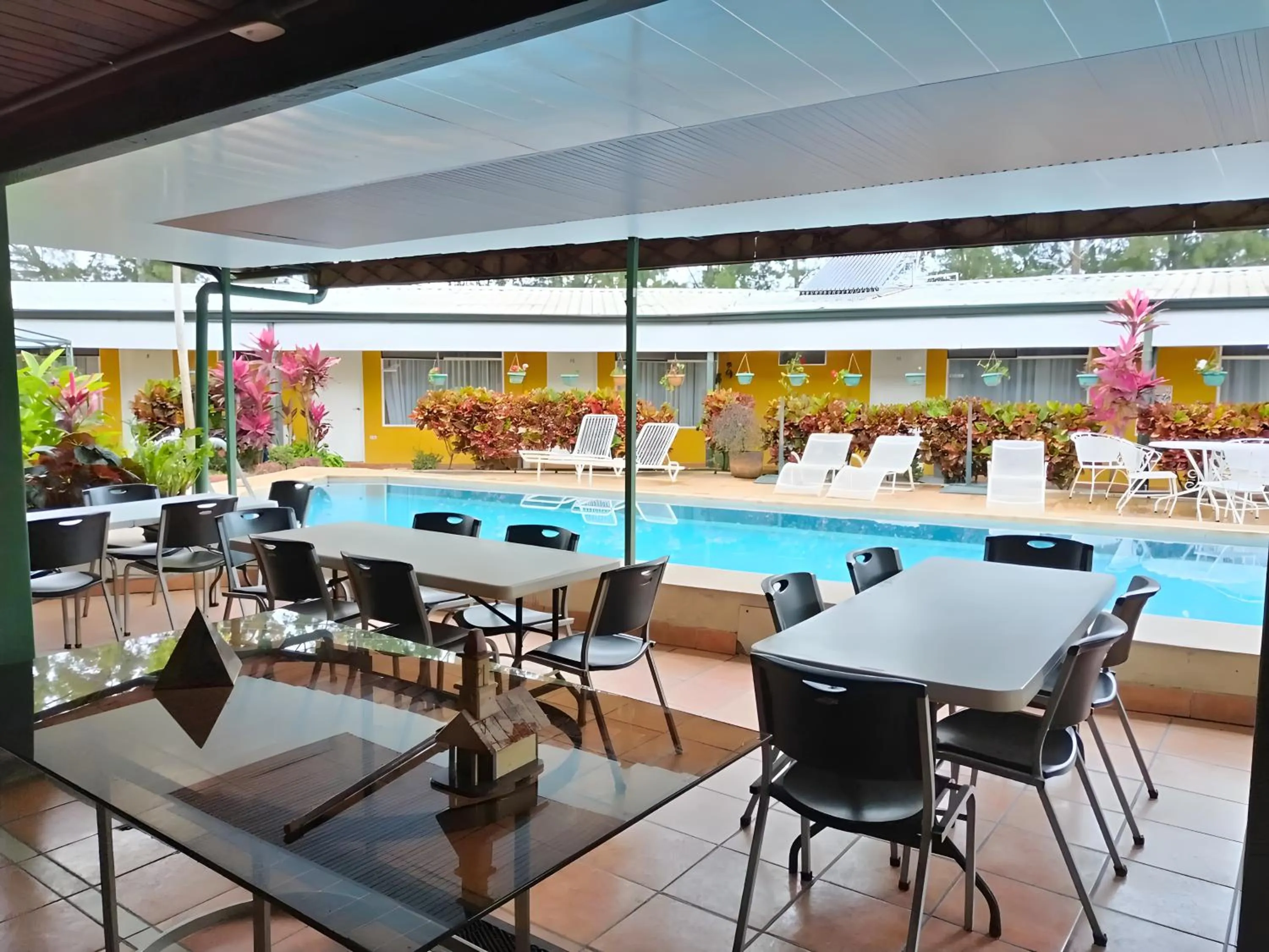 Living room in Hotel Puerta del Sol - San Jose Airport