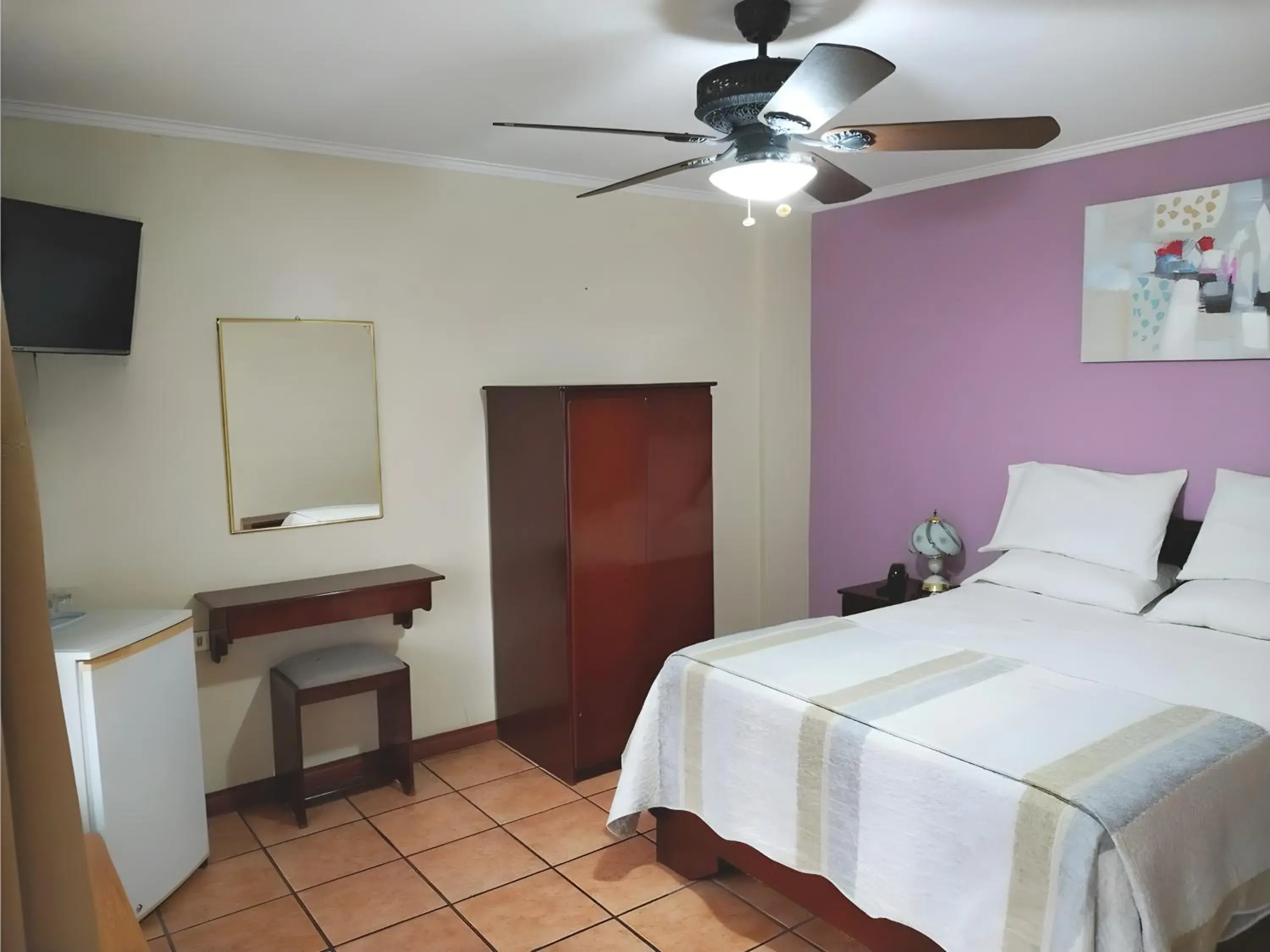 Queen Room in Hotel Puerta del Sol - San Jose Airport Queen Room in Hotel Puerta del Sol - San Jose Airport