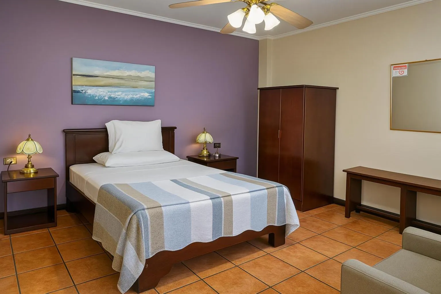 Bed in Hotel Puerta del Sol - San Jose Airport