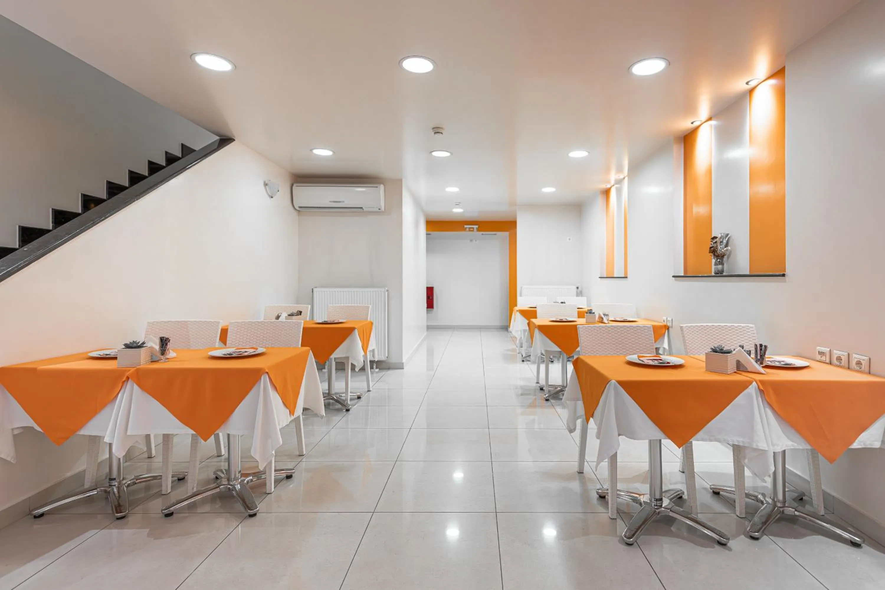 Restaurant/places to eat in Faros I