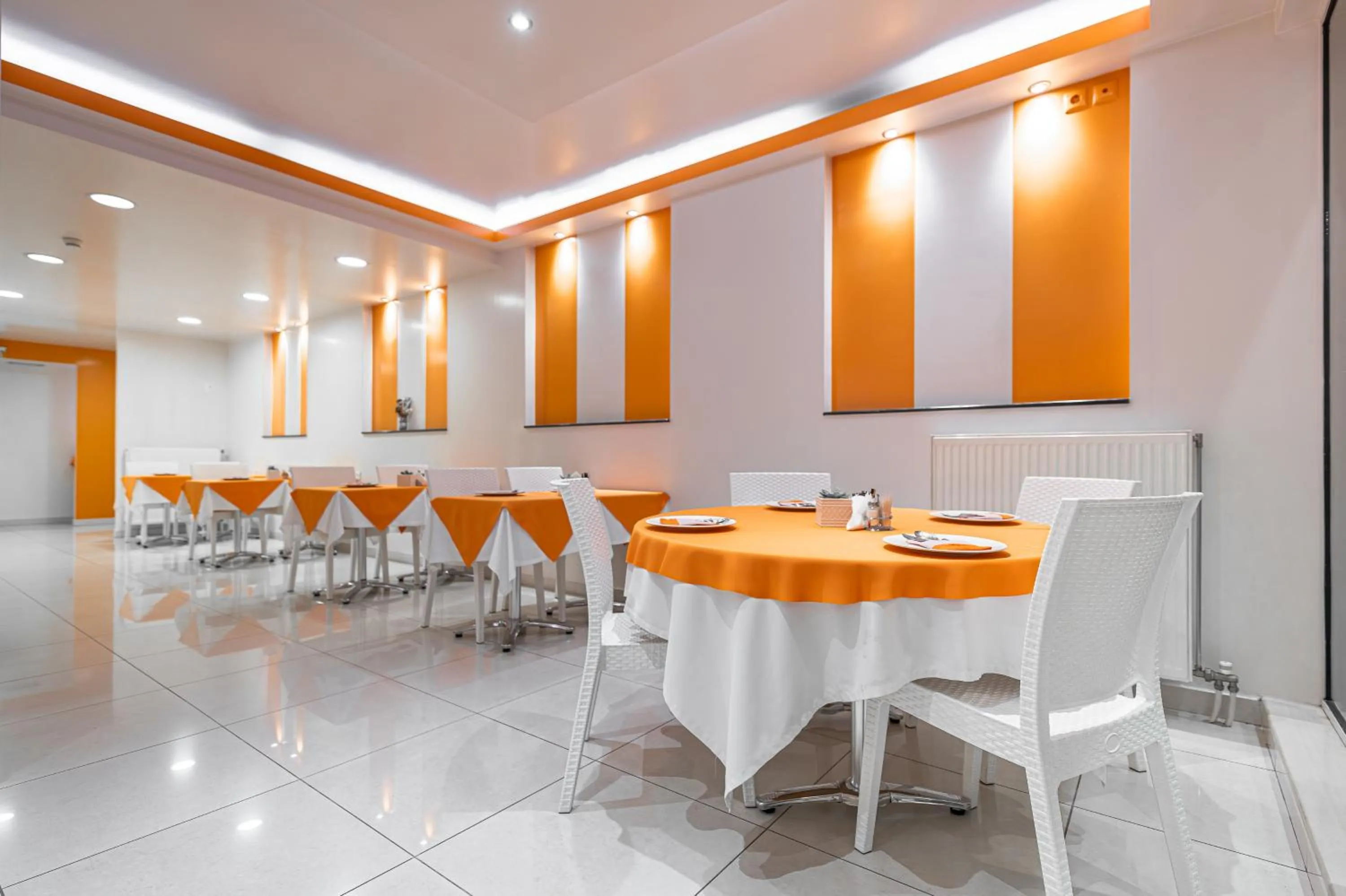 Restaurant/places to eat in Faros I