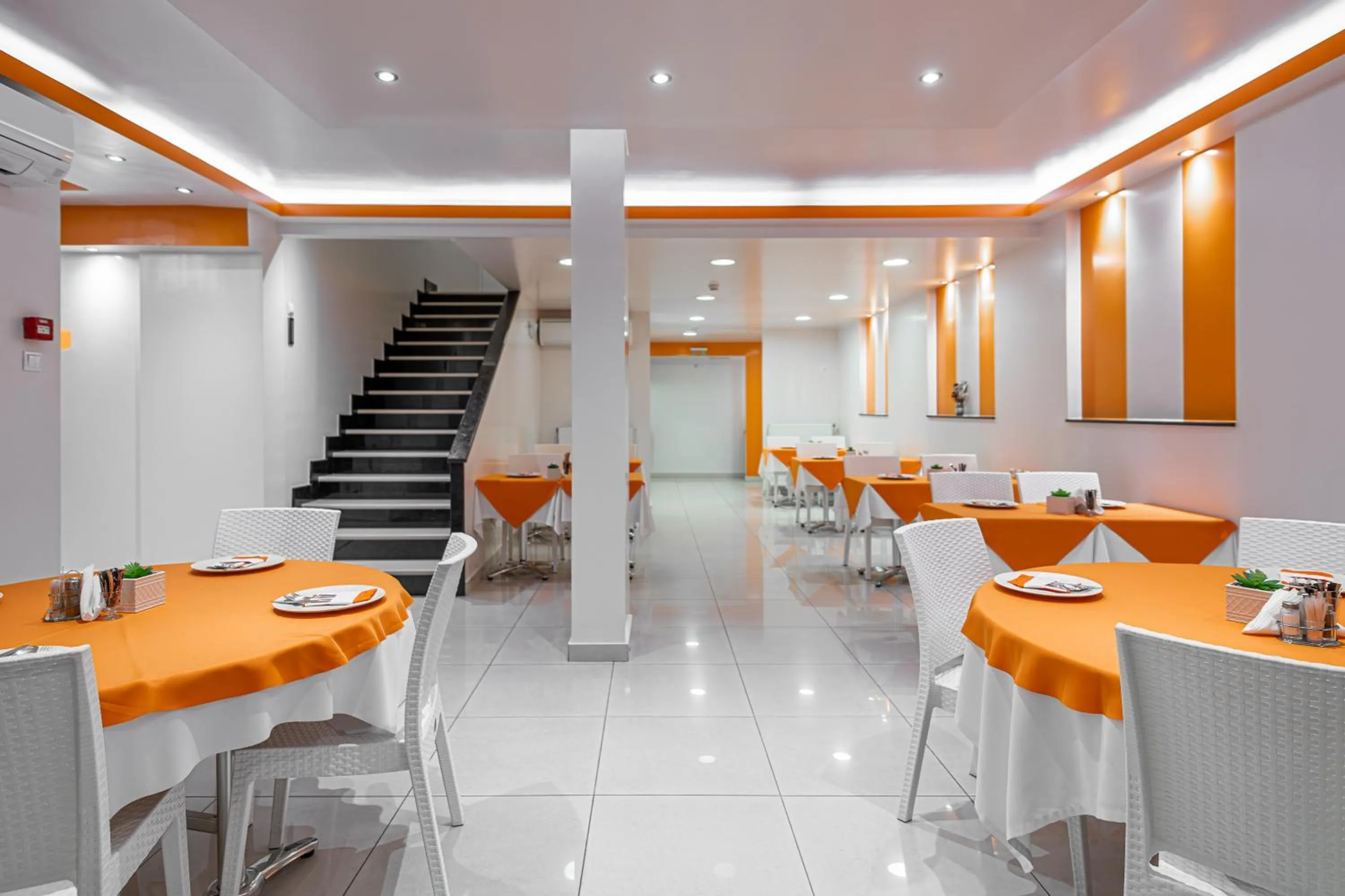 Restaurant/places to eat in Faros I